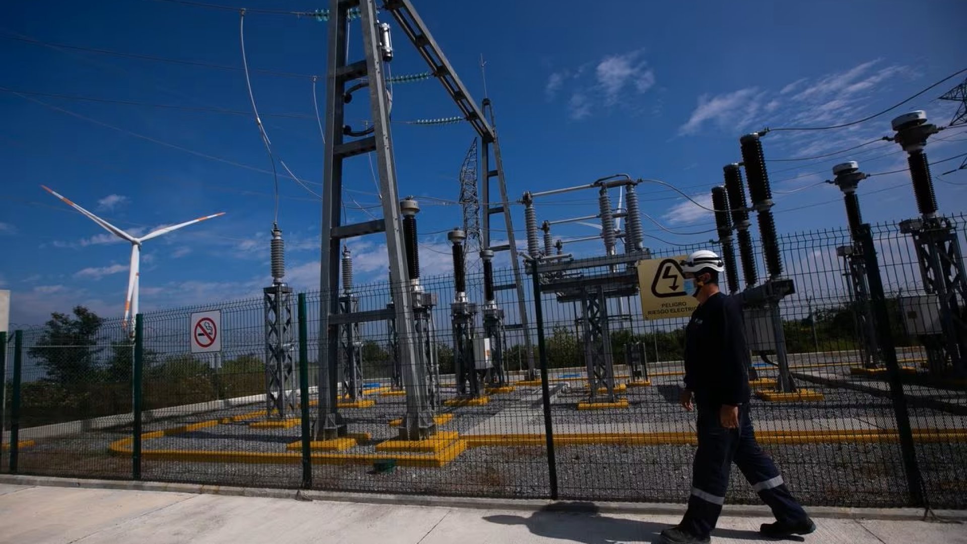 Cofece aprueba compra de plantas de Iberdrola