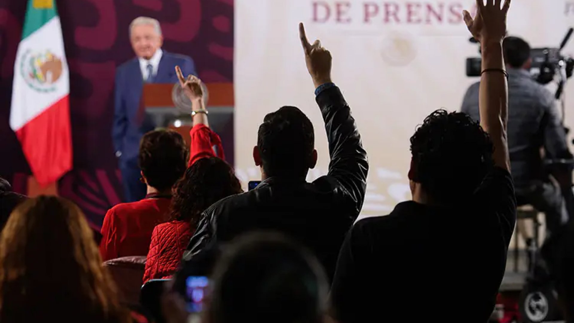 Acusa AMLO montaje por presunto financiamiento de Los Zetas a su campaña de 2006