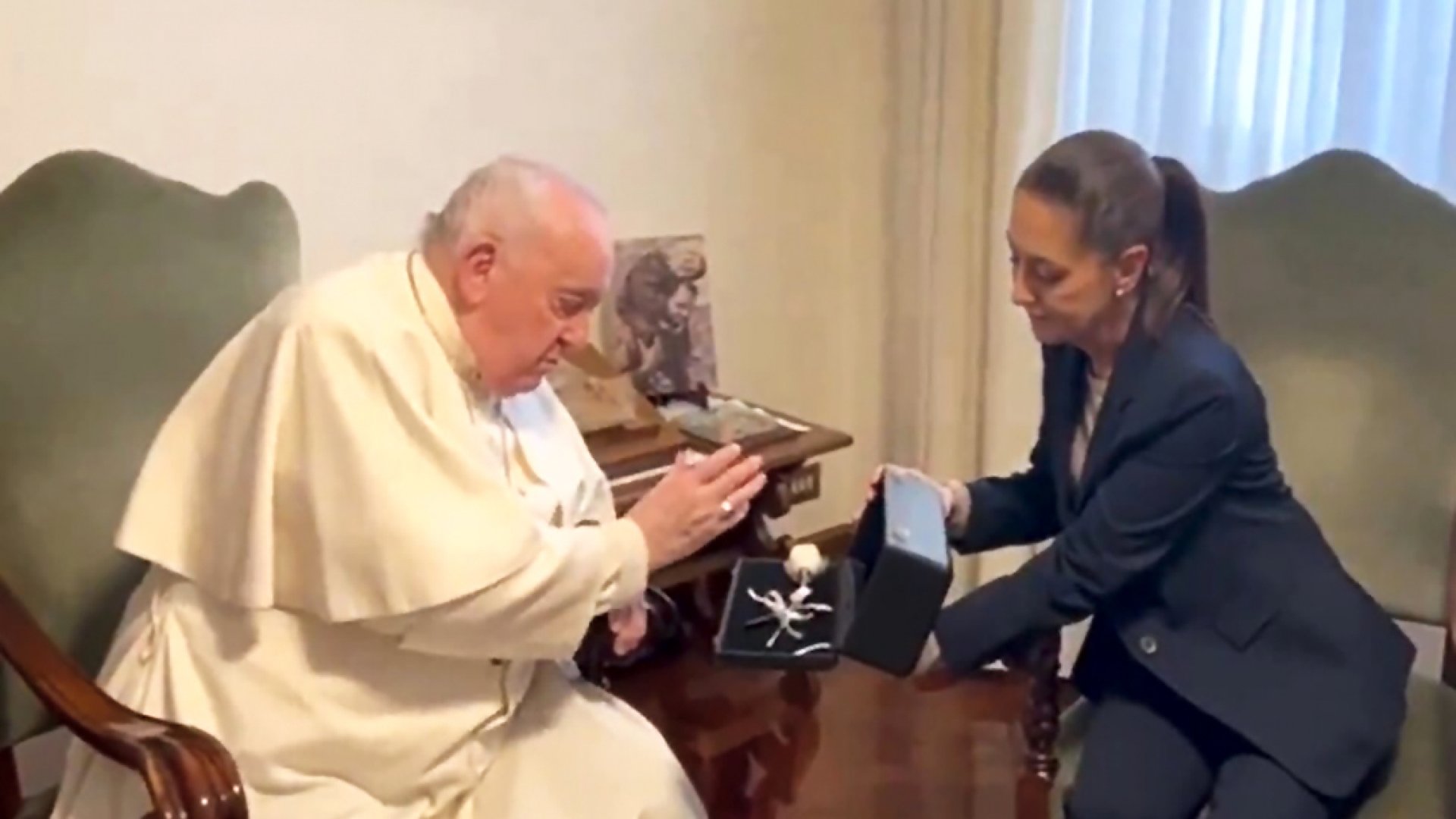 Claudia Sheinbaum trae regalo a mexicanos desde el Vaticano
