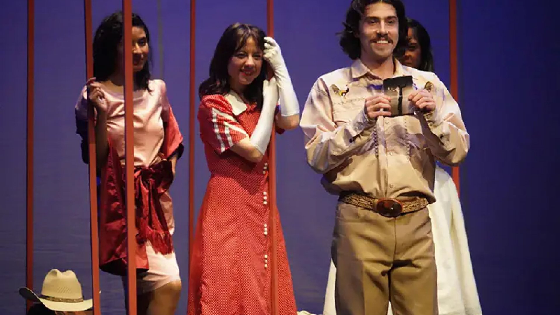 Presentan ‘El Ferrocarril de Pacona’, en honor a Francisca García Batlle, en el teatro J. J. Herrera