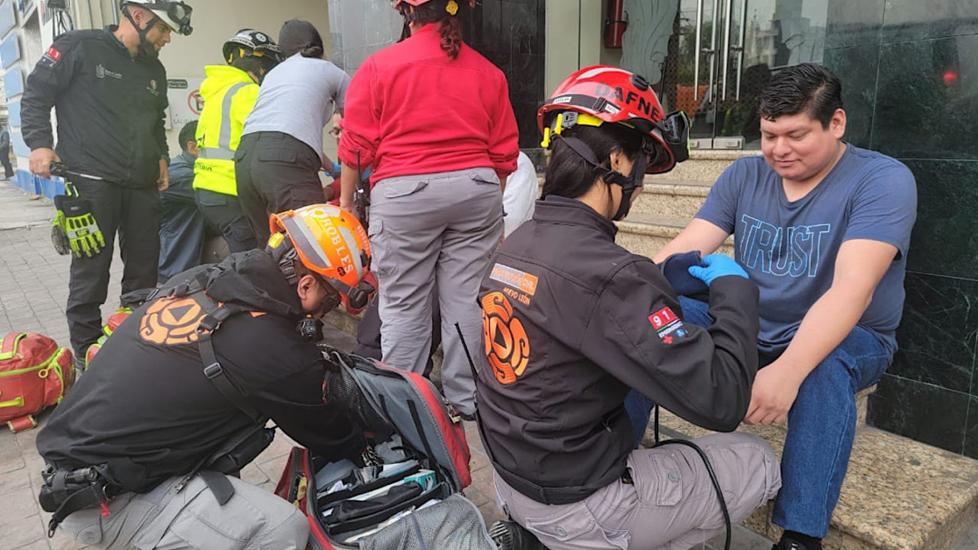 Se desploma elevador con tres personas y un cadáver