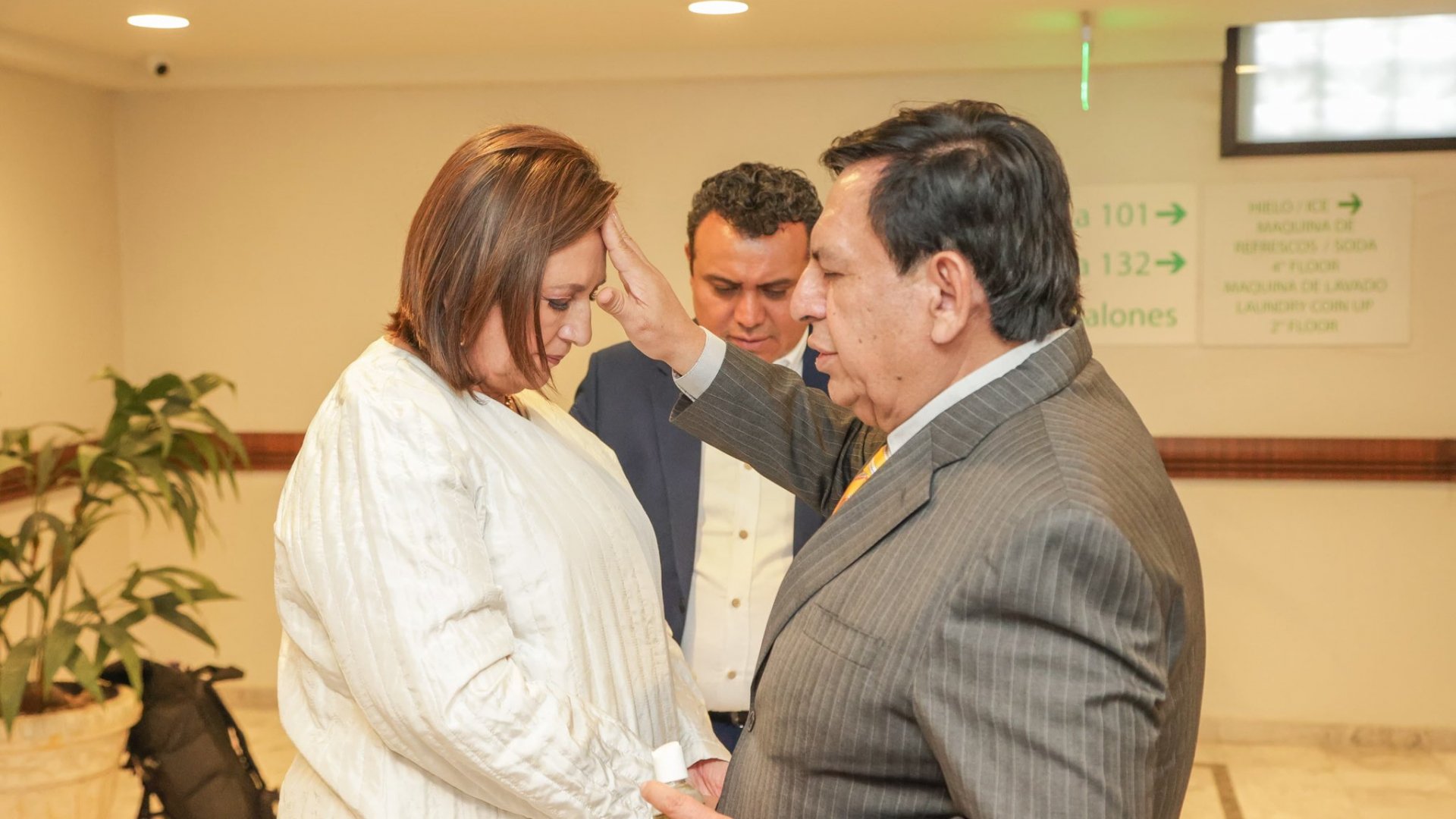 Xóchitl Gálvez se encuentra con líderes evangélicos
