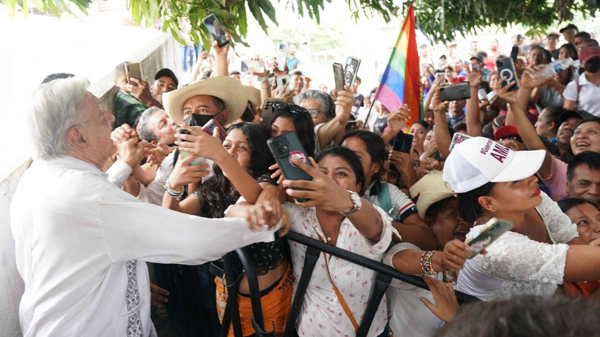 AMLO quiere federalizar nómina de maestros de Guerrero