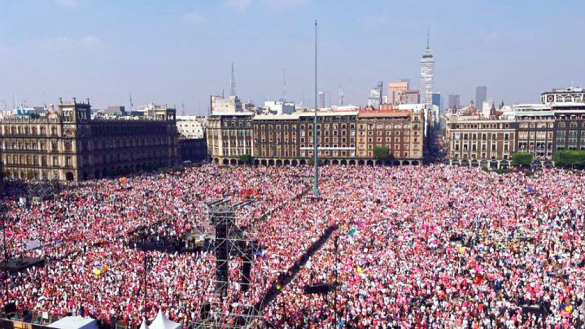 Exigen en Zócalo defensa de la democracia