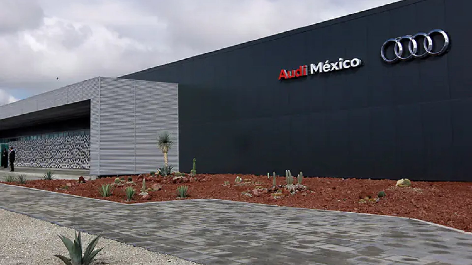 Celebra AMLO término de huelga en Audi