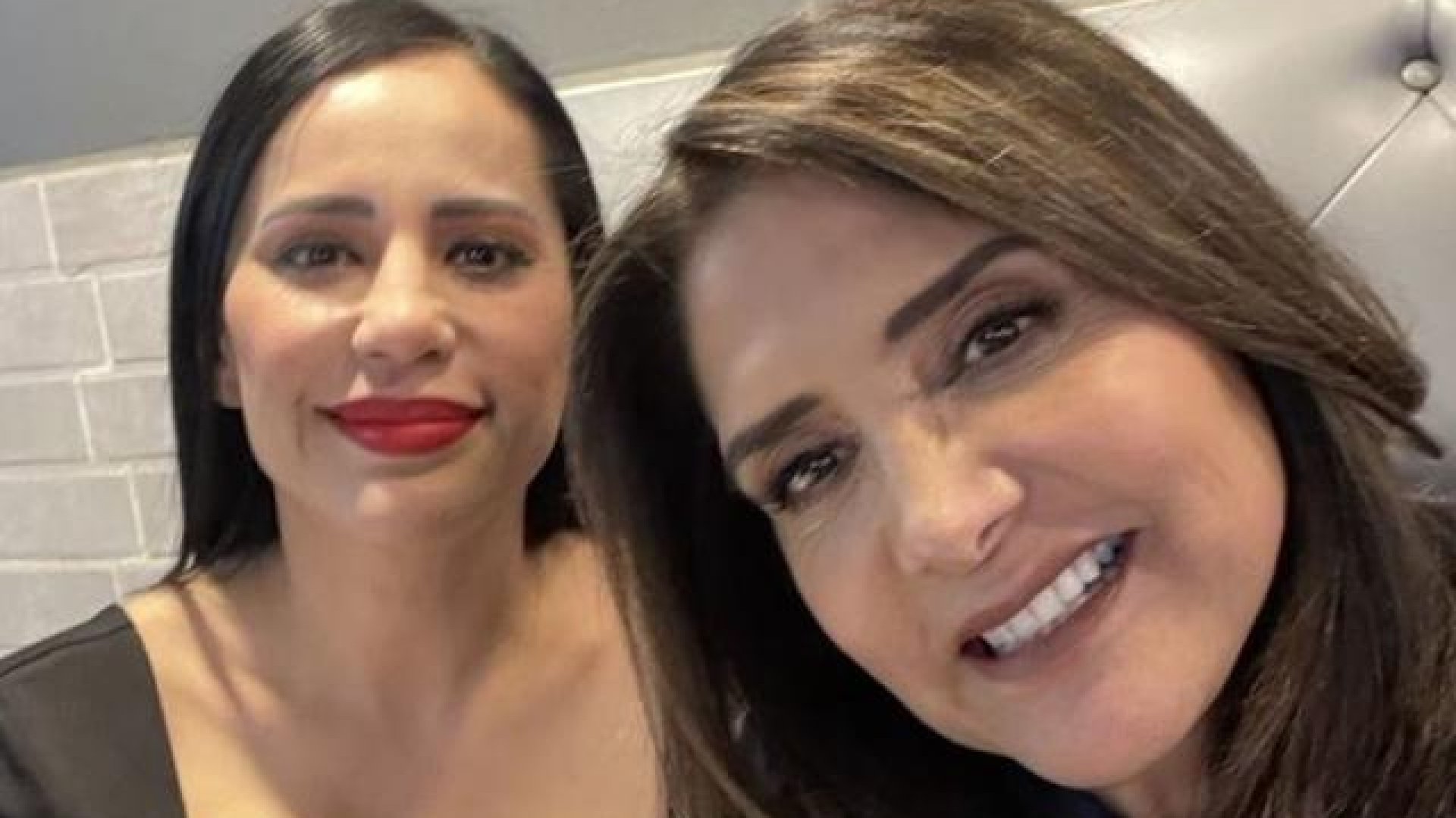 Sandra Cuevas llega acompañada de Alejandra Barrales a la sede de MC