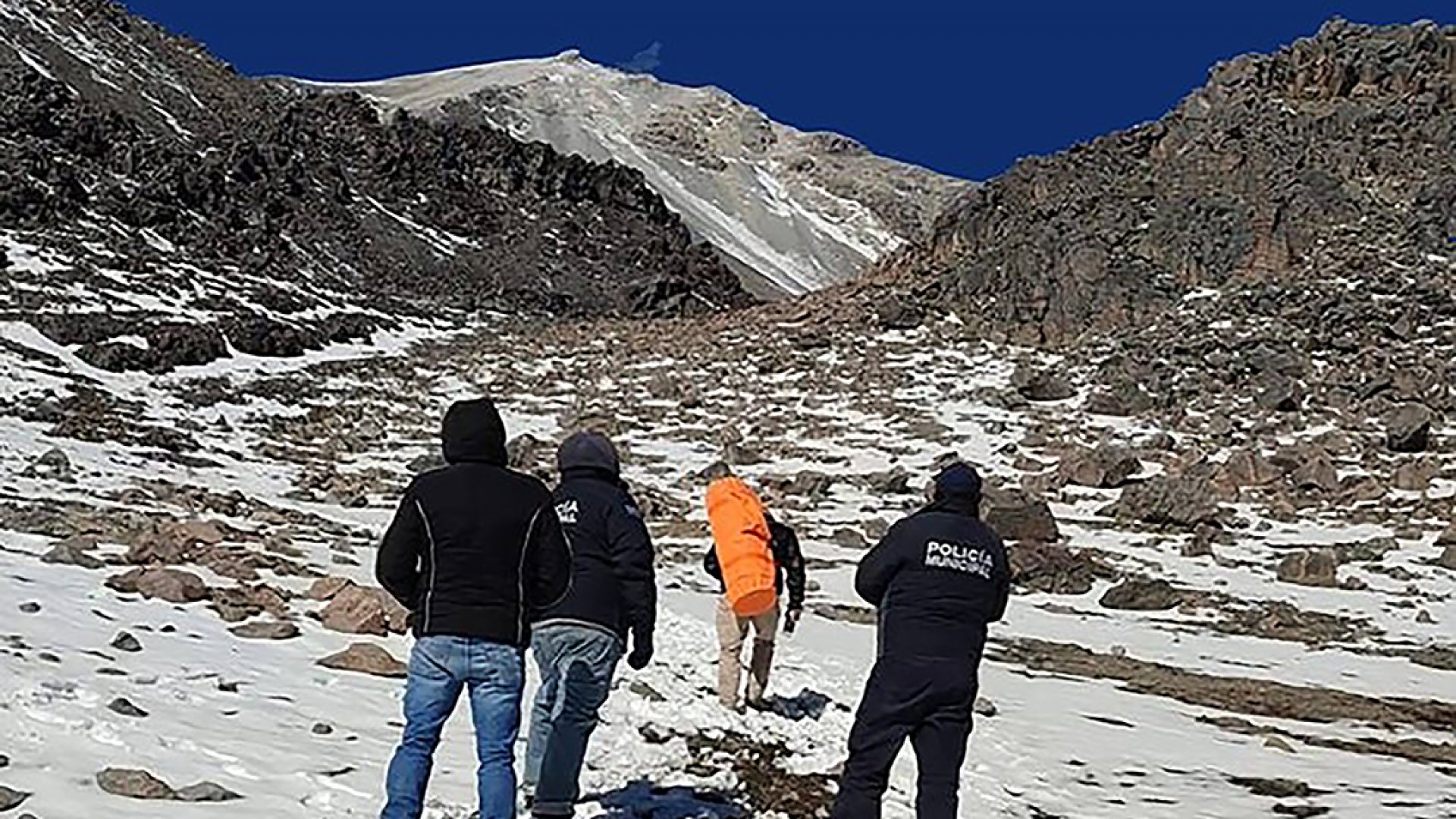 Rescatan a tres alpinistas extraviados en Pico de Orizaba