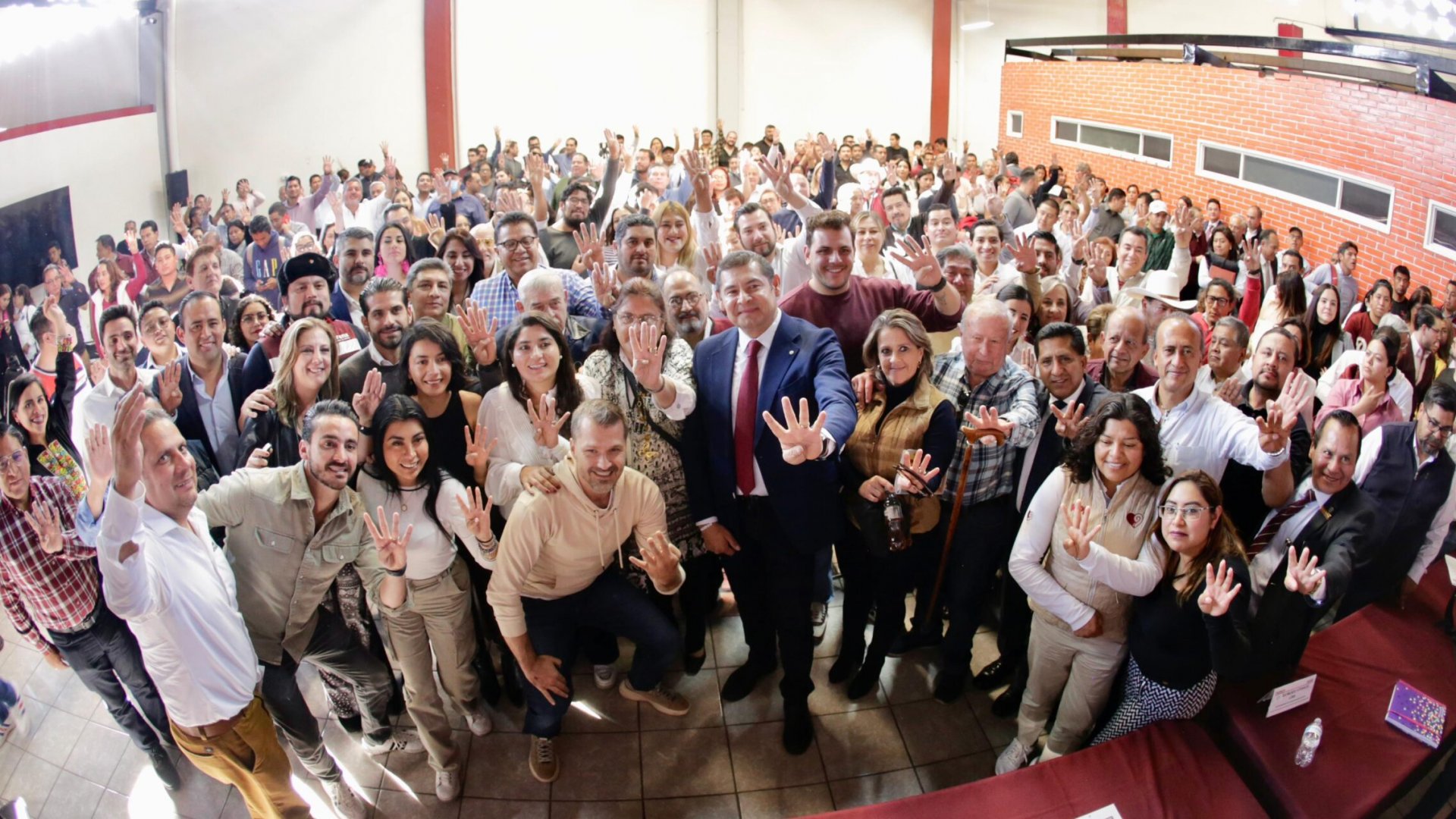 Se reúnen aspirantes a candidatos a diputados federales por Puebla