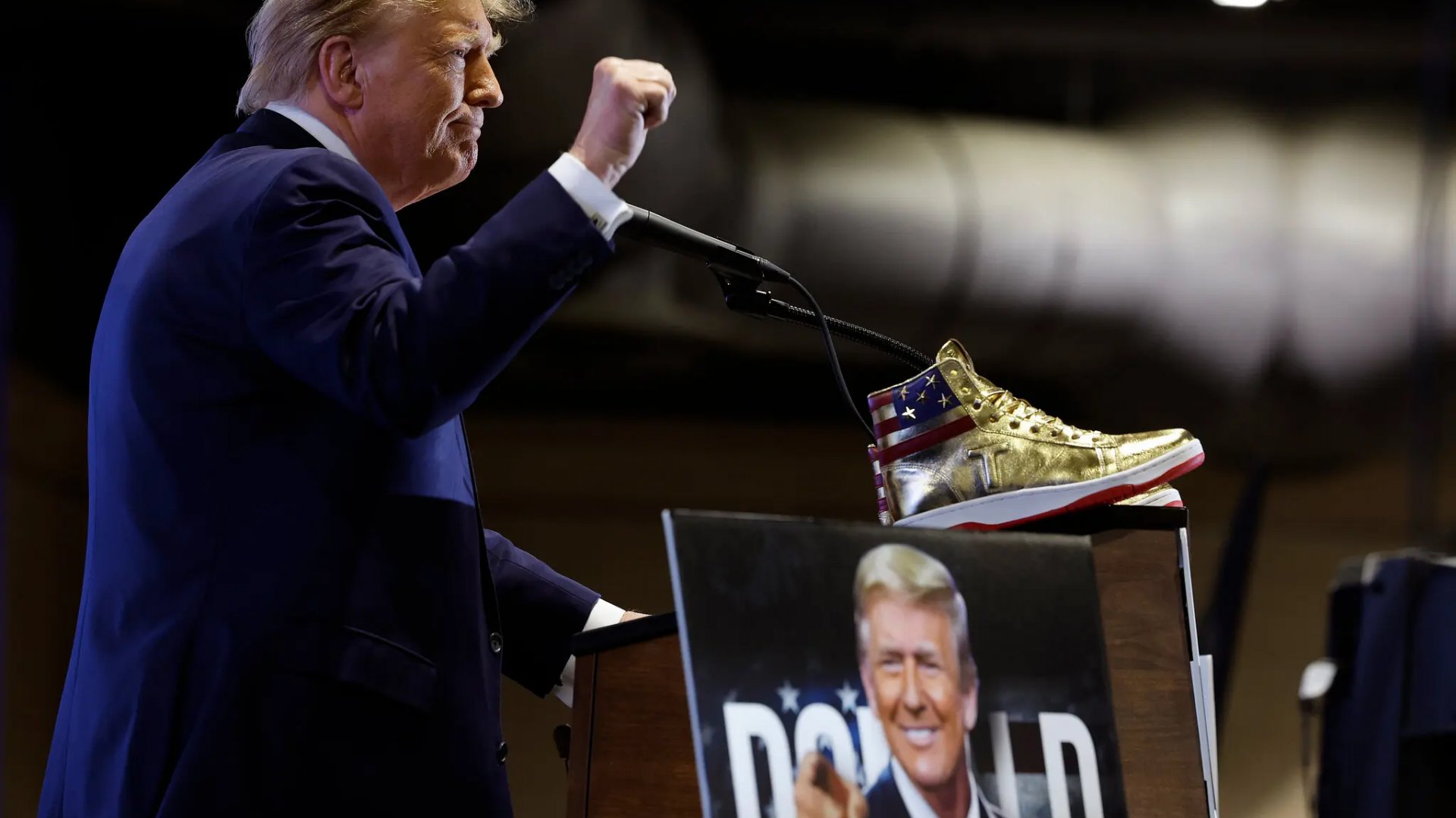 Con su línea de zapatillas doradas, Trump vende algo más que calzado