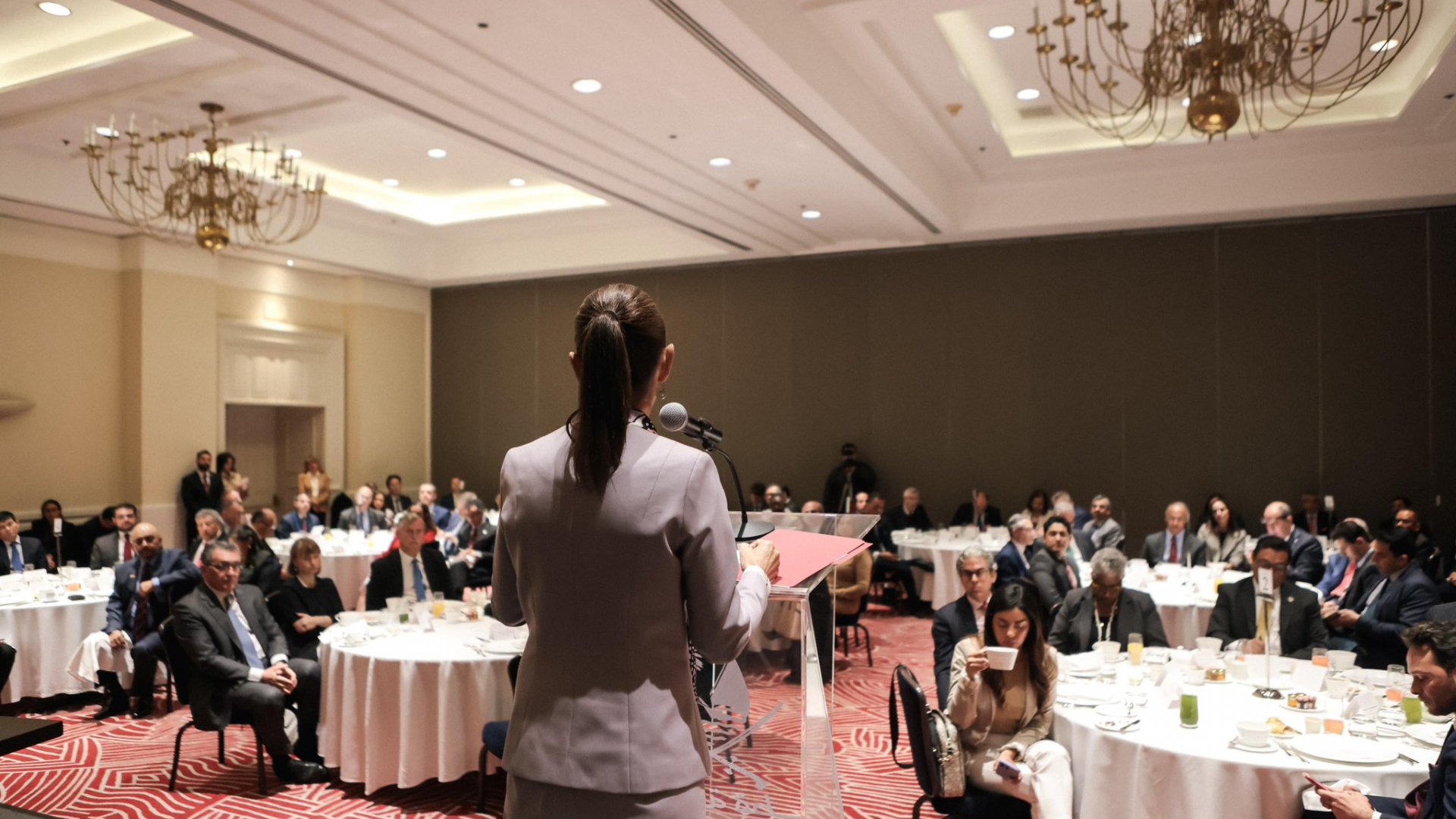 Claudia Sheinbaum se reúne con embajadores acreditados en México