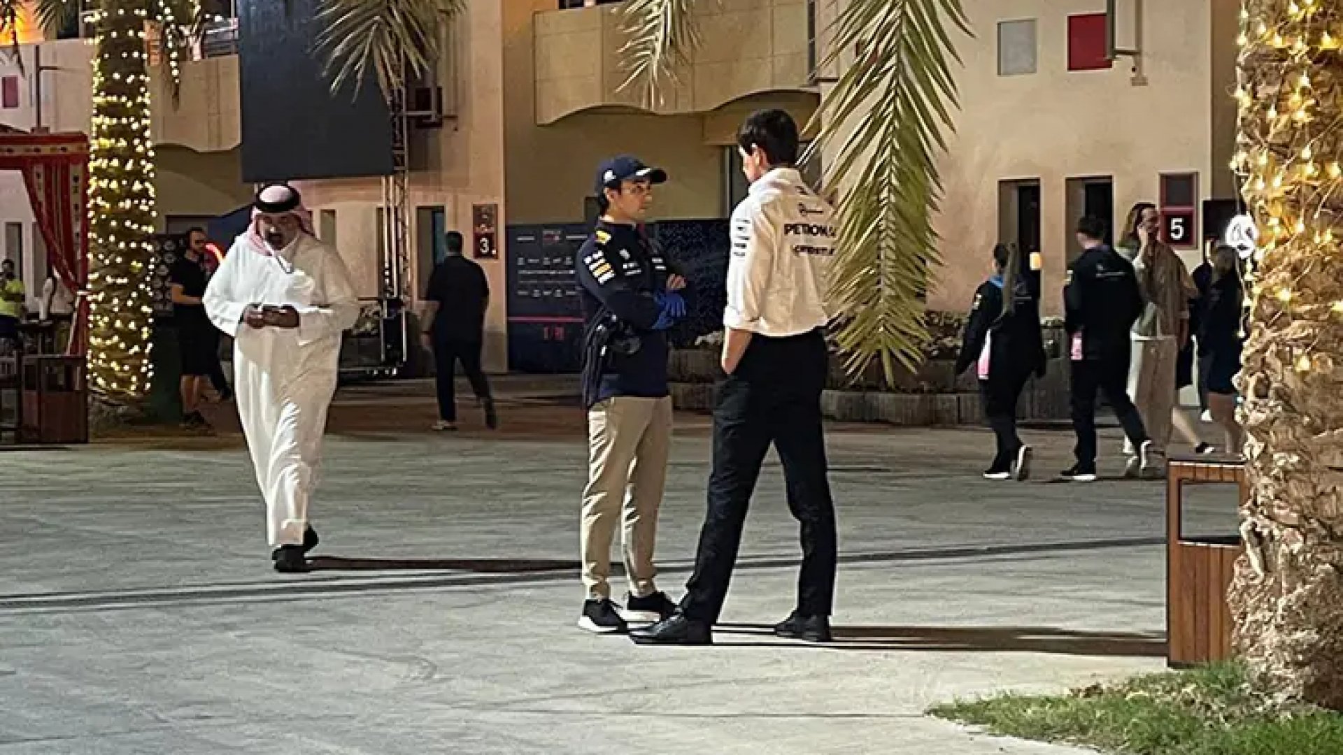 ¿Qué hace Checo Pérez captado hablando con Toto Wolff?