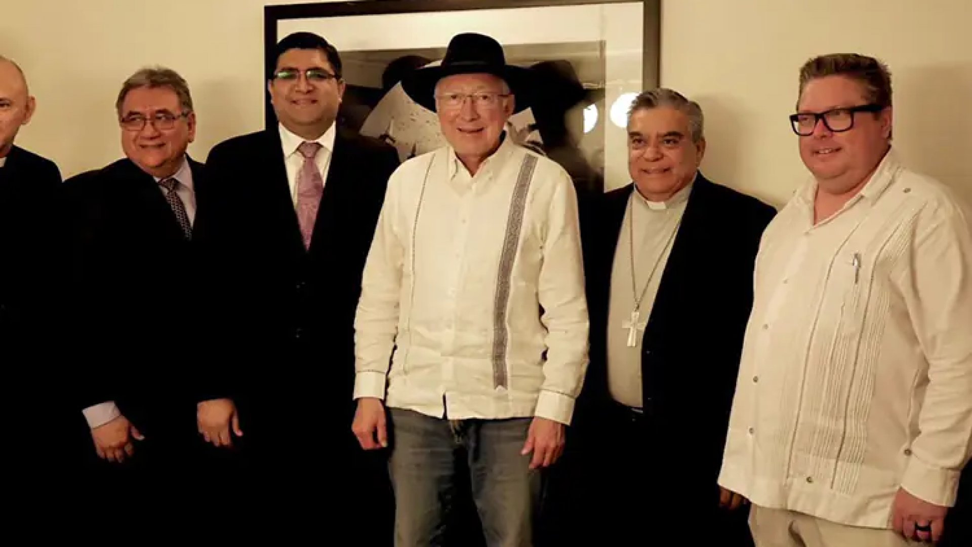 Pide Ken Salazar incluir a sacerdotes en mesas de seguridad
