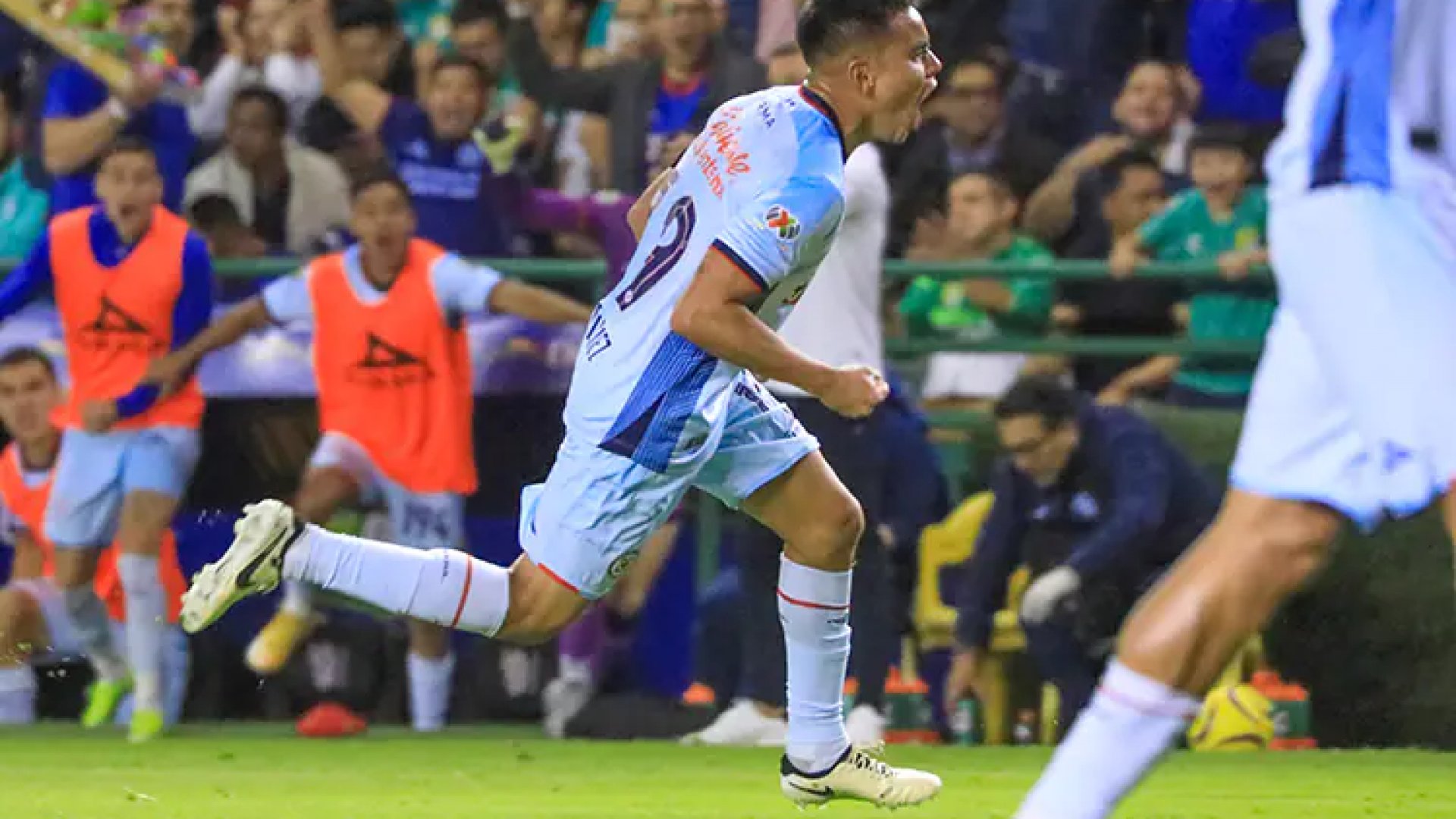 Recupera Cruz Azul liderato al vencer al León