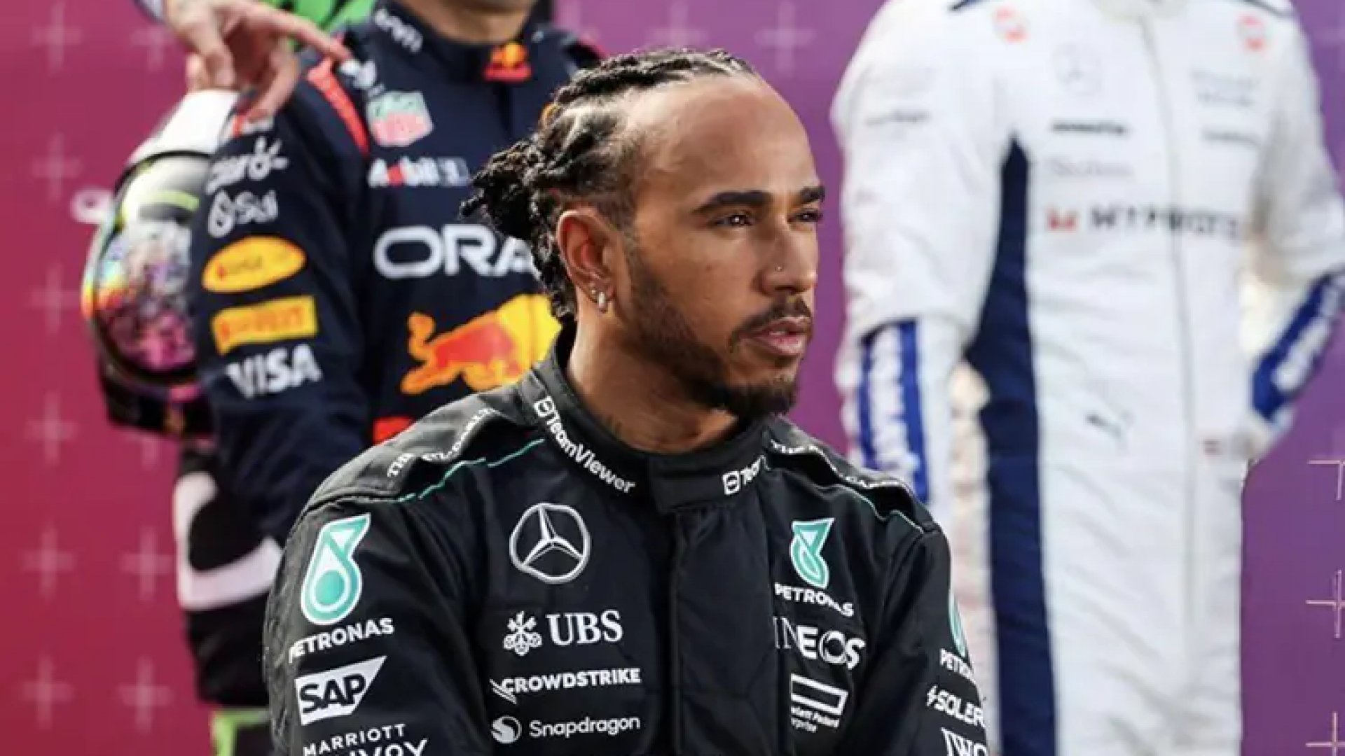 Lewis Hamilton toma fotos al W15 a un año de irse a Ferrari