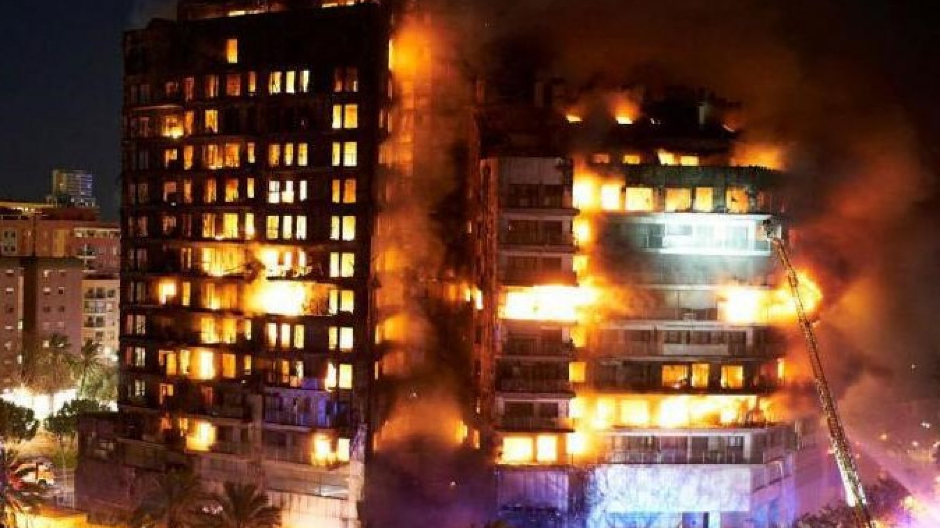 Un incendio devora un edificio de viviendas en Valencia