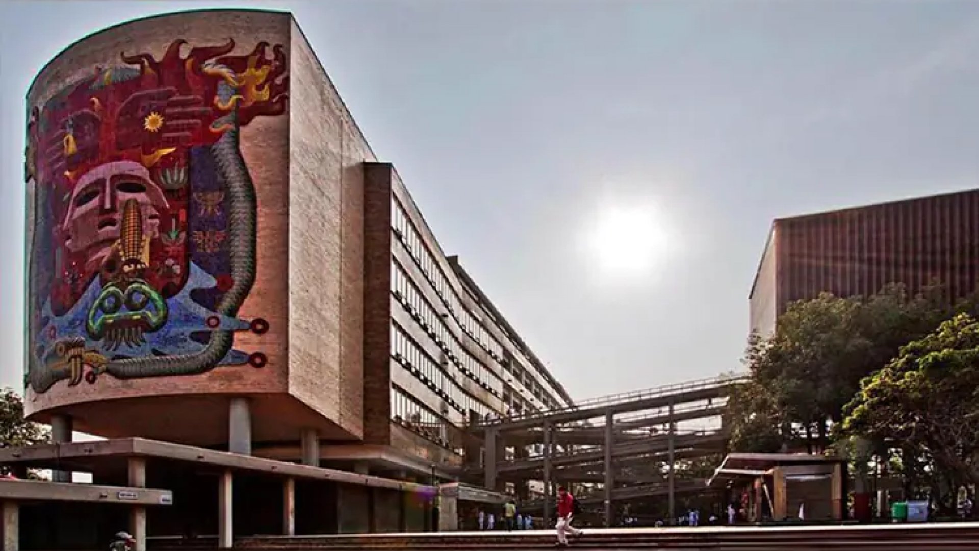 Niegan amparo a Facultad de Medicina de la UNAM por bloqueo de cuentas por lavado de dinero