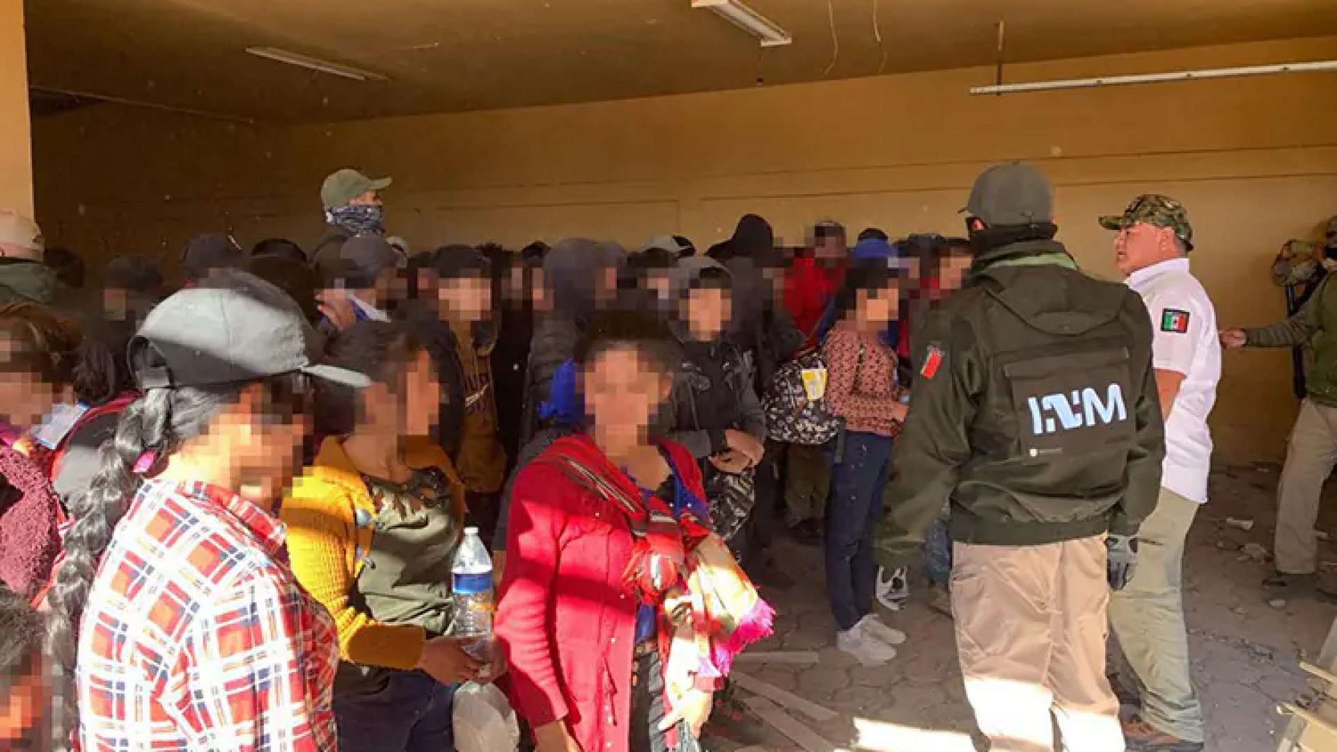 Hallan a 101 migrantes guatemaltecos en casa abandonada