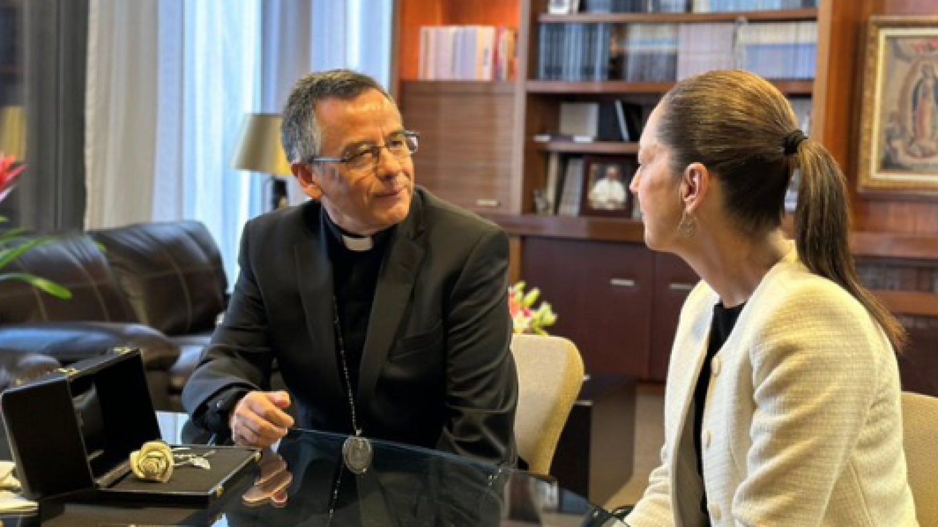 Sheinbaum entrega rosa bendecida por el Papa a la Basílica de Guadalupe