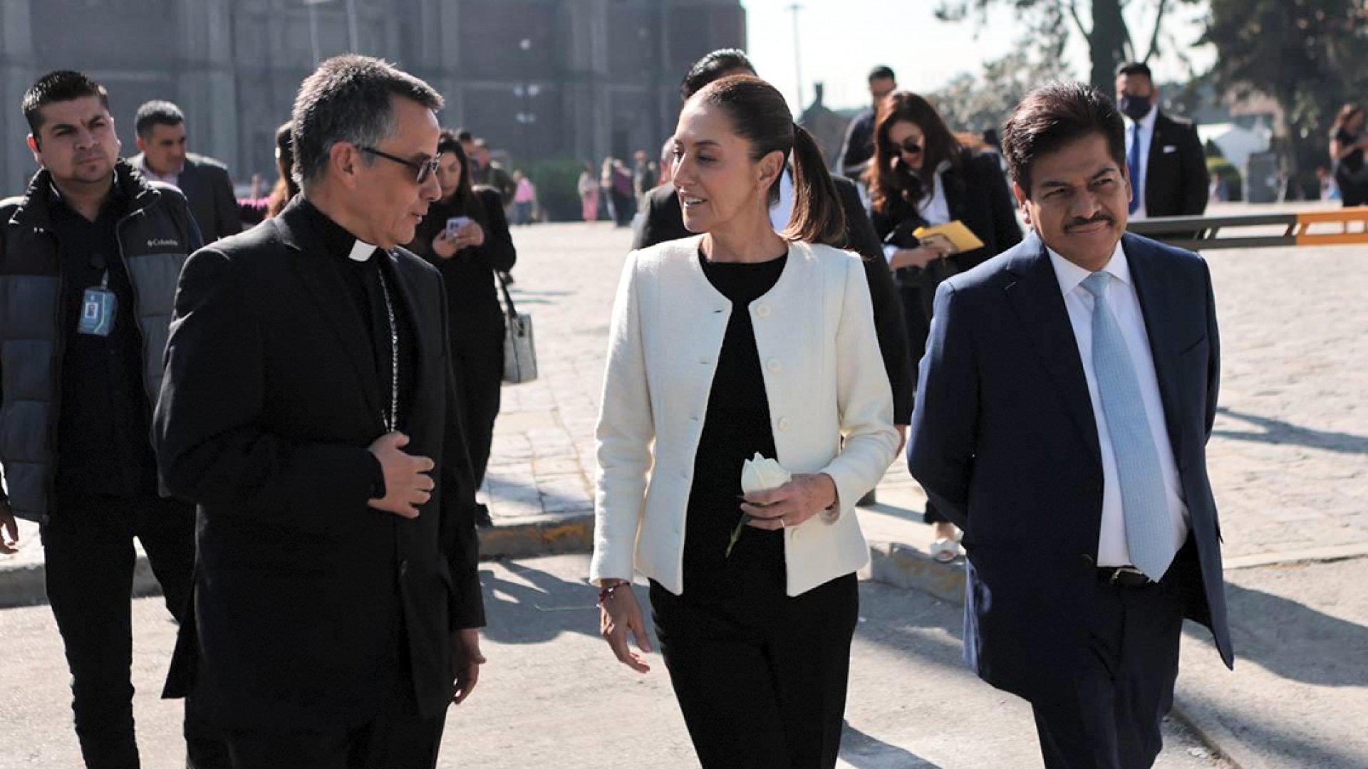 Entrega Claudia Sheinbaum a Basílica rosa bendecida por el Papa