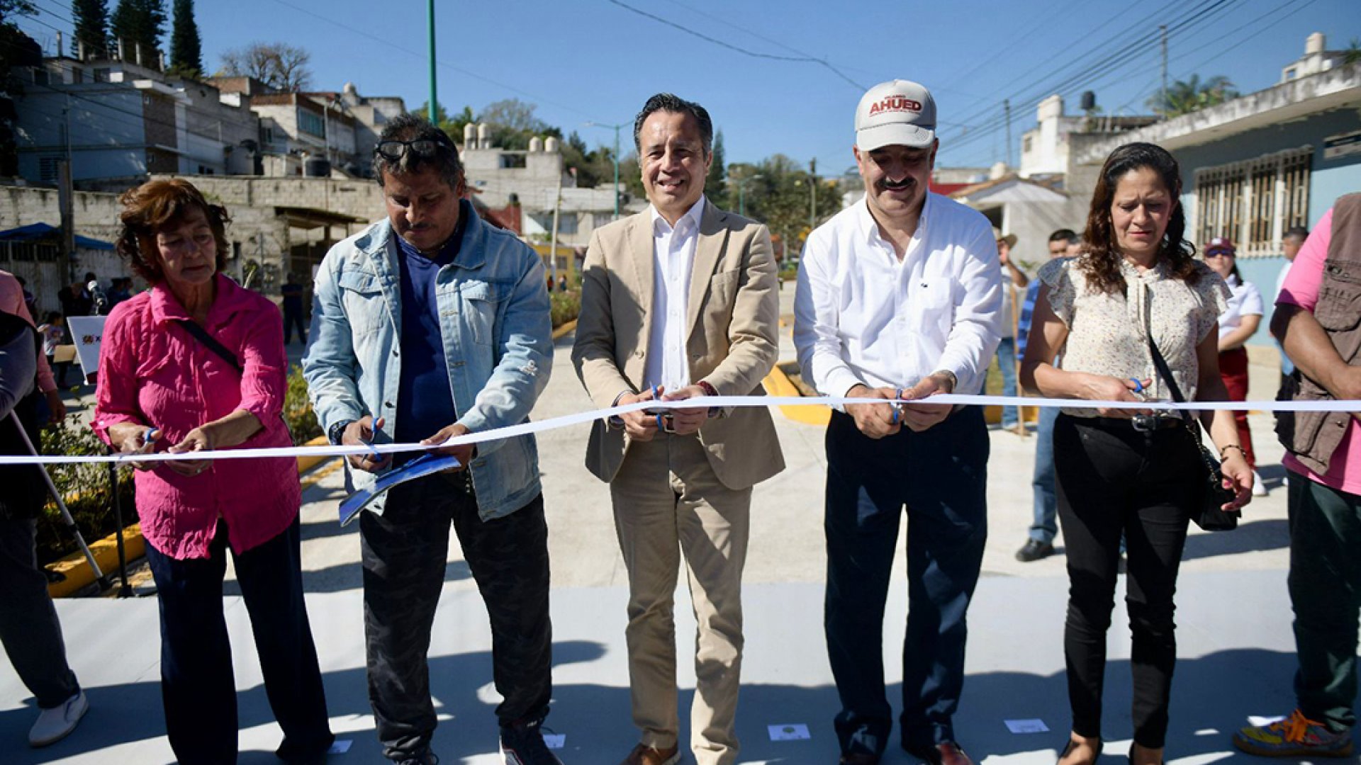 Inaugura Cuitláhuac García circuito de calles en colonias Higueras y Casa Blanca, de Xalapa