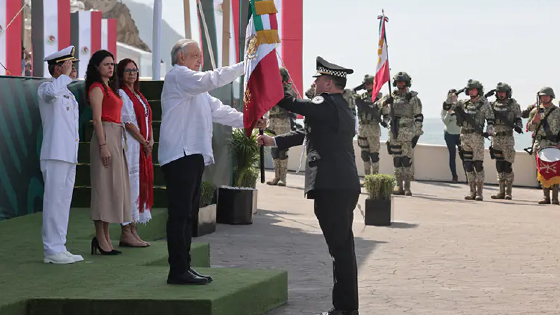 Conmemora AMLO Día de la Bandera en Mazatlán, Sinaloa