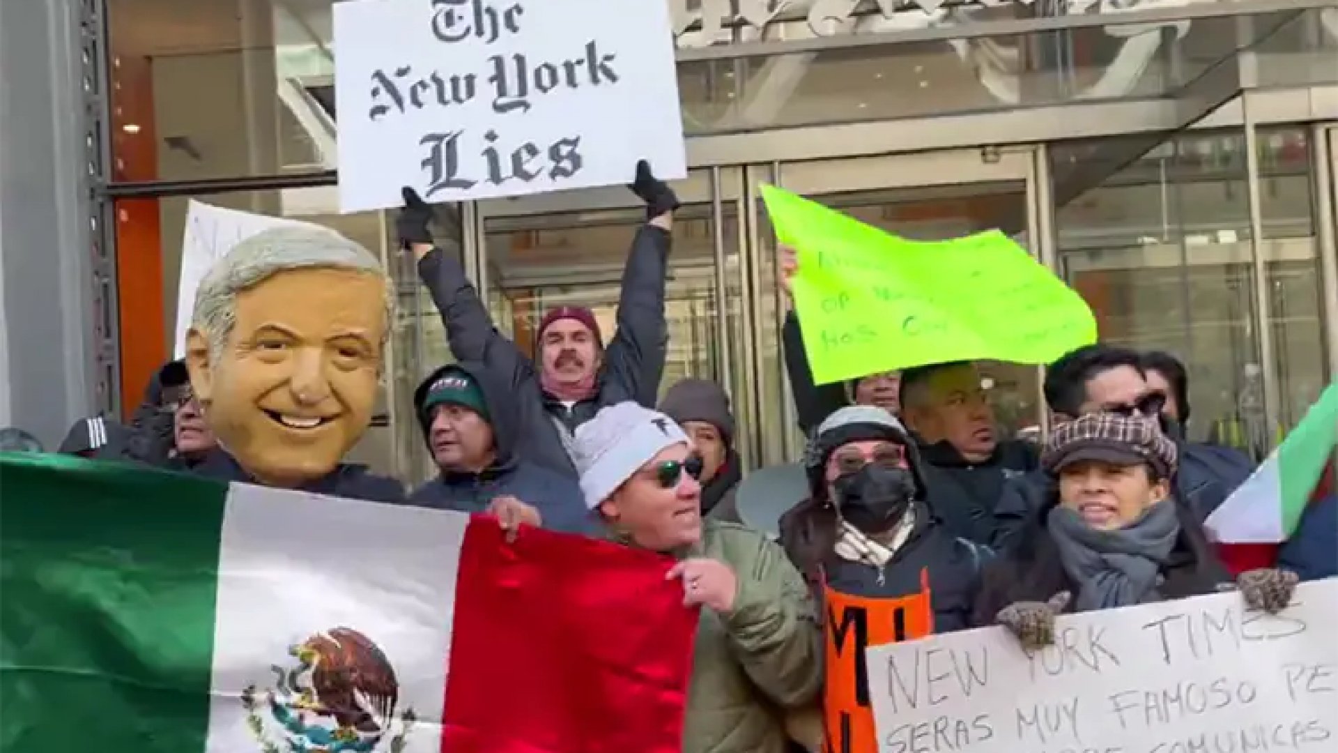 Protestan seguidores de AMLO frente a oficinas del NYT