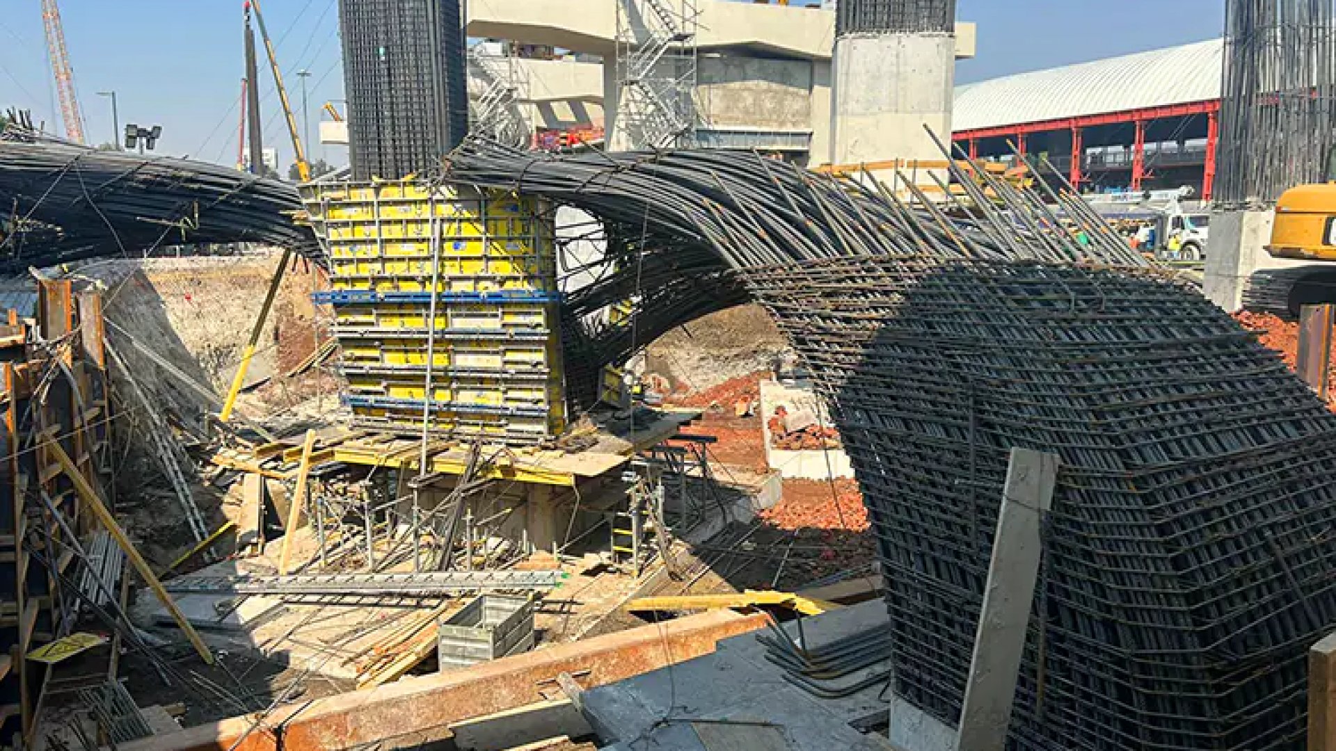 Colapso de obra de trolebús elevado hiere a 6 trabajadores