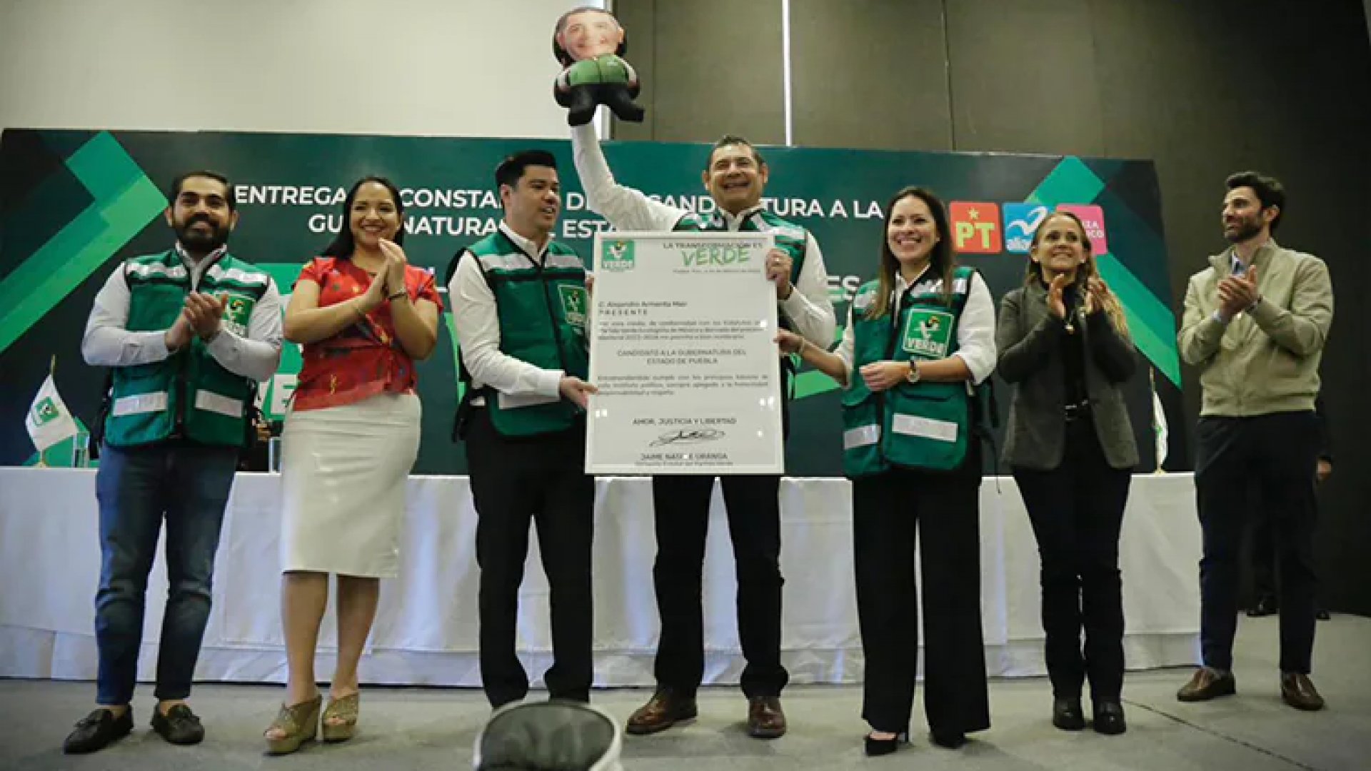 Alejandro Armenta recibe constancia como candidato del PVEM