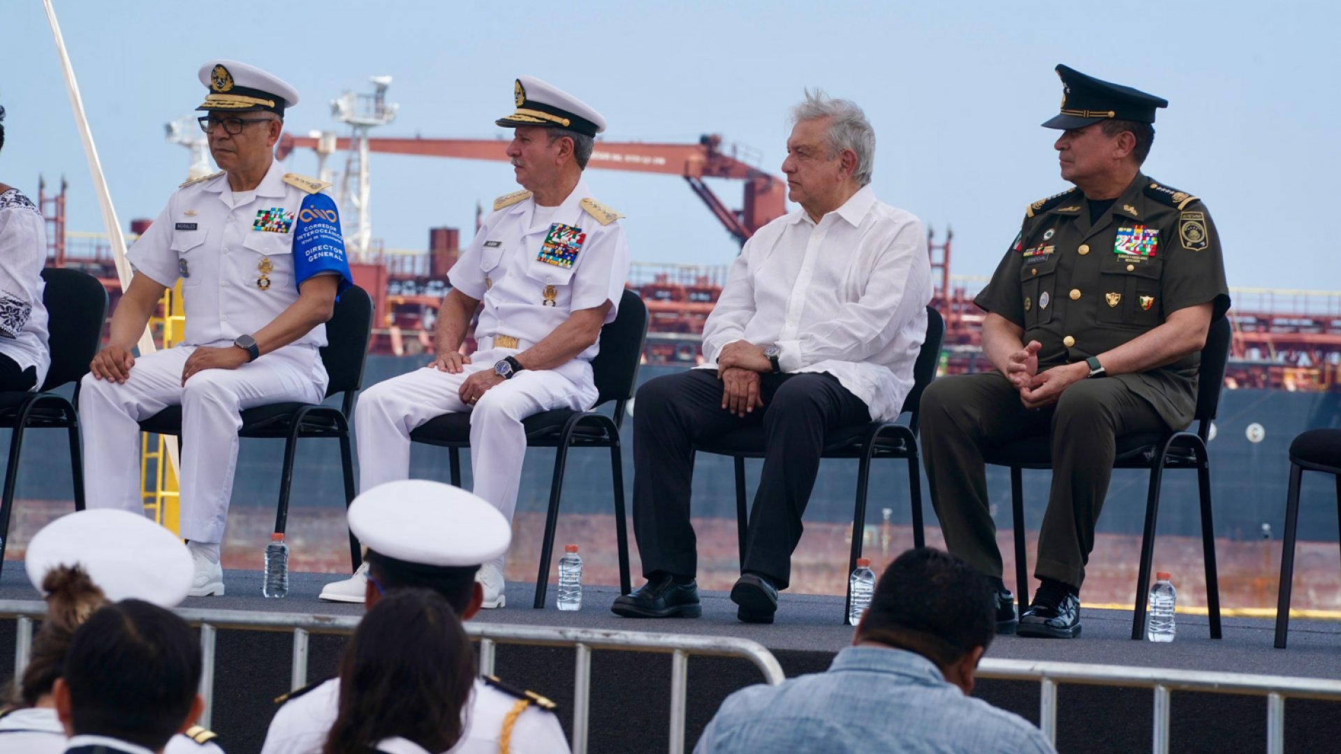 AMLO inaugura rompeolas en el Puerto de Salina Cruz