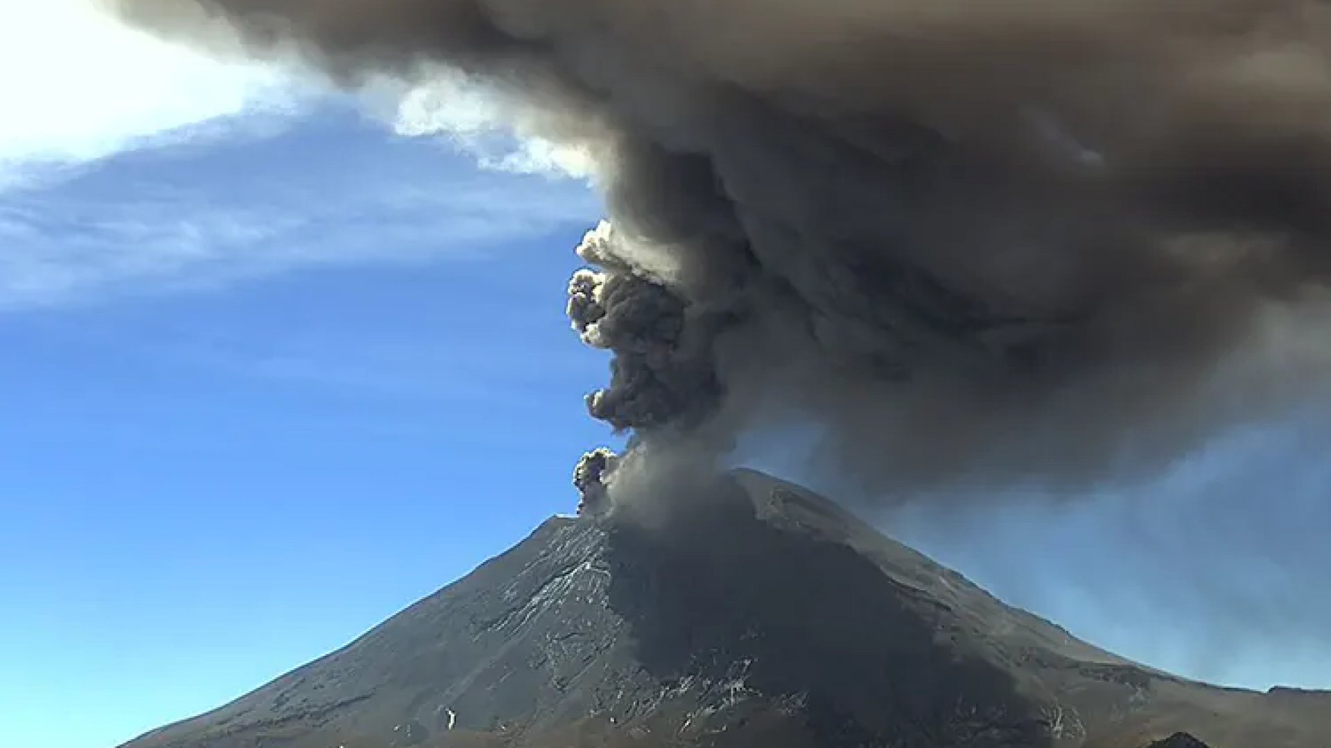 Popocatépetl lleva ceniza a CDMX y cancela vuelos del AICM