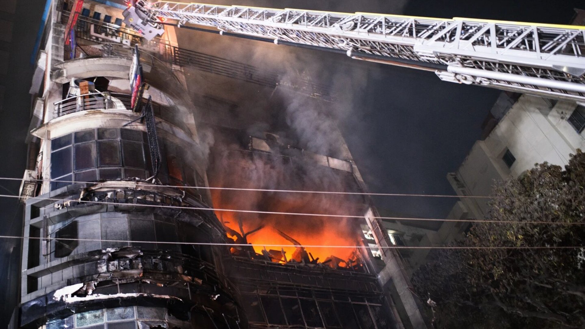 Terrible incendio cobra 44 vidas en Dhaka, Bangladesh