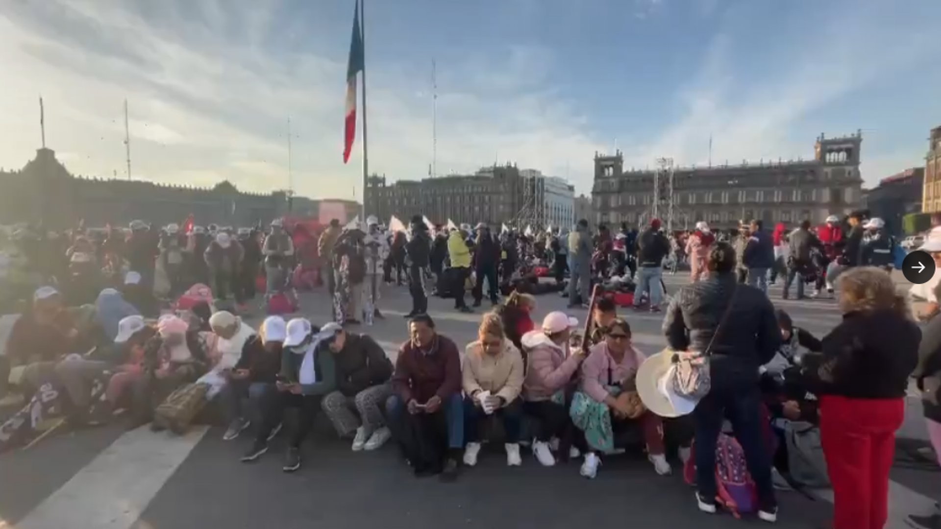 Comienzan a llegar simpatizantes de Claudia al Zócalo para inicio de campaña