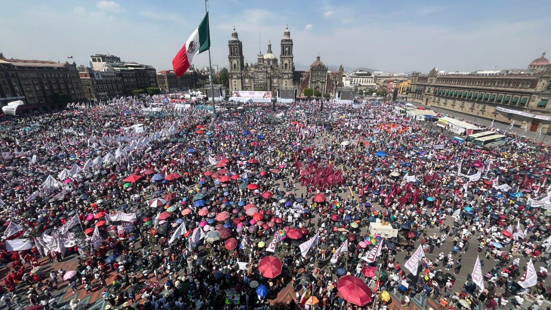 Morenistas abarrotan Zócalo previo al inicio de campaña de Sheinbaum