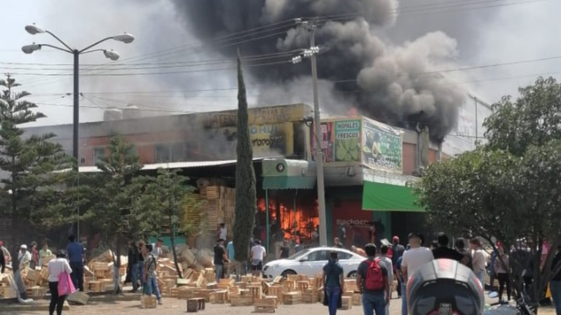 Devastador incendio arrasa la Central de Abastos de Tultitlán