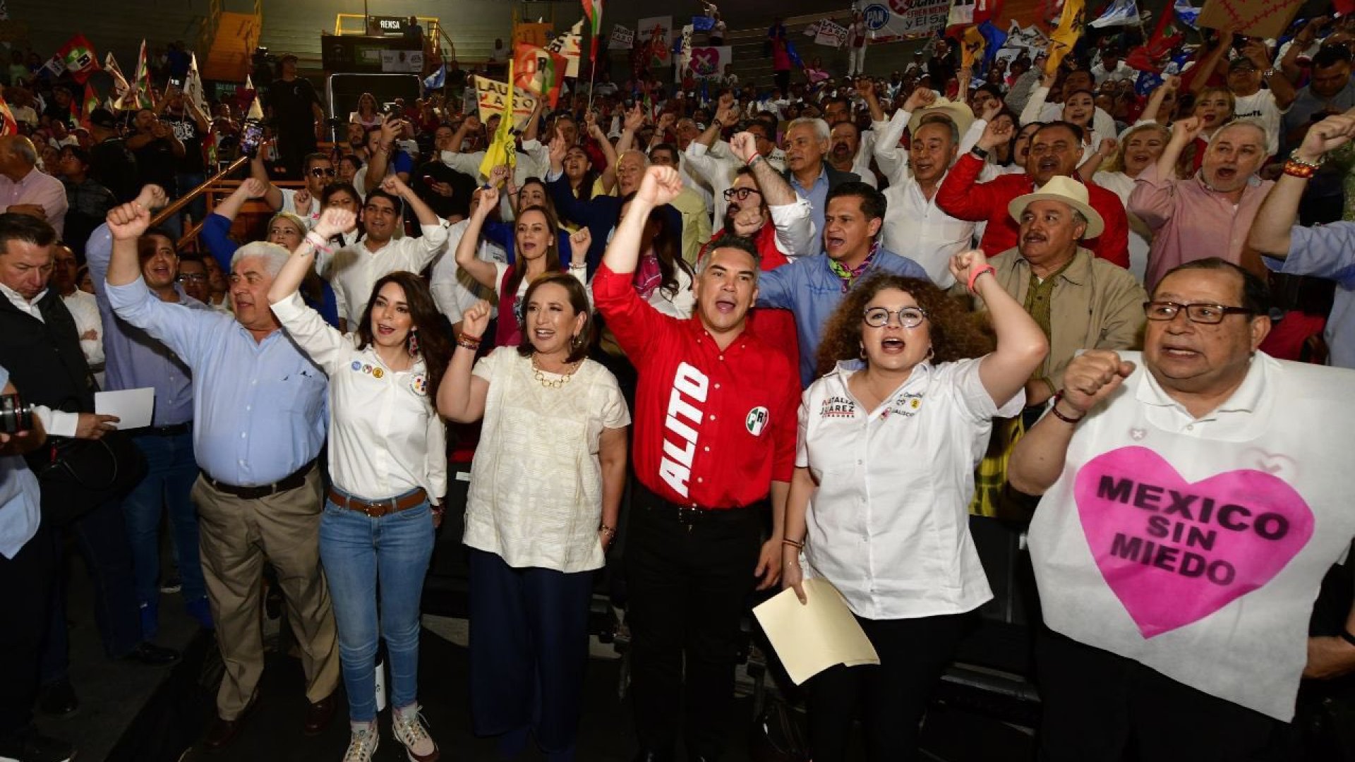 Alejandro Moreno se deja ver junto a Xóchitl en campaña por Jalisco
