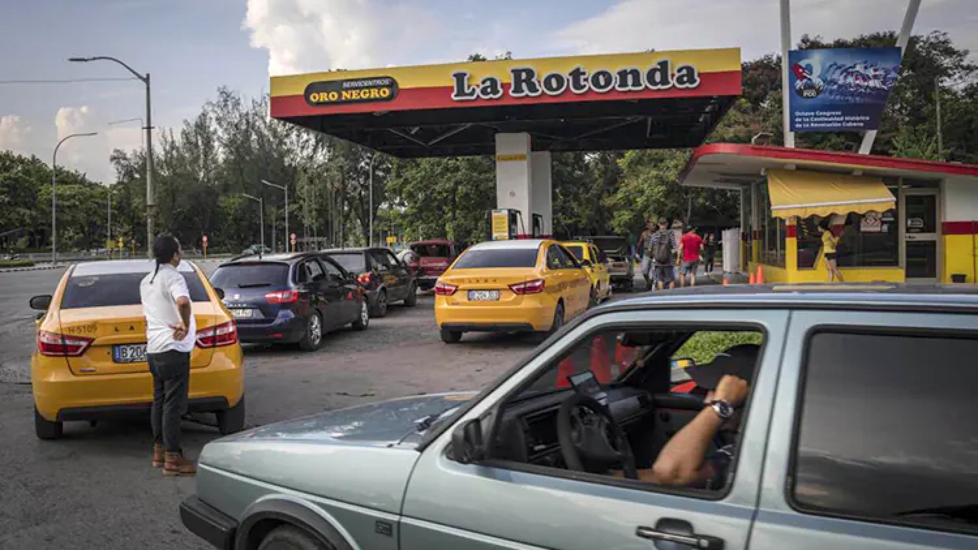 Sube Cuba 420% precio de gasolina
