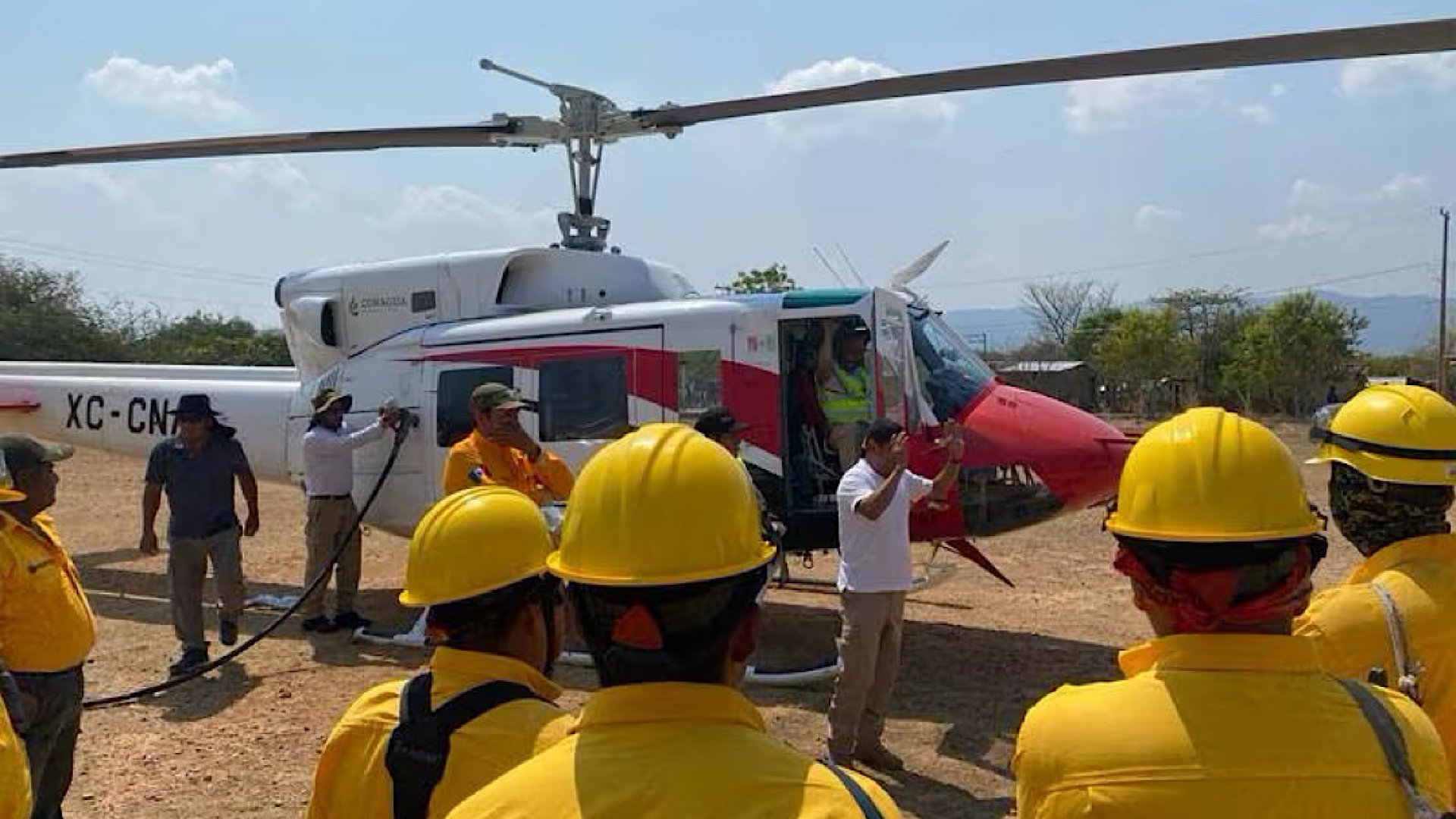Por tierra y aire combaten incendios en bosques de encino en Oaxaca