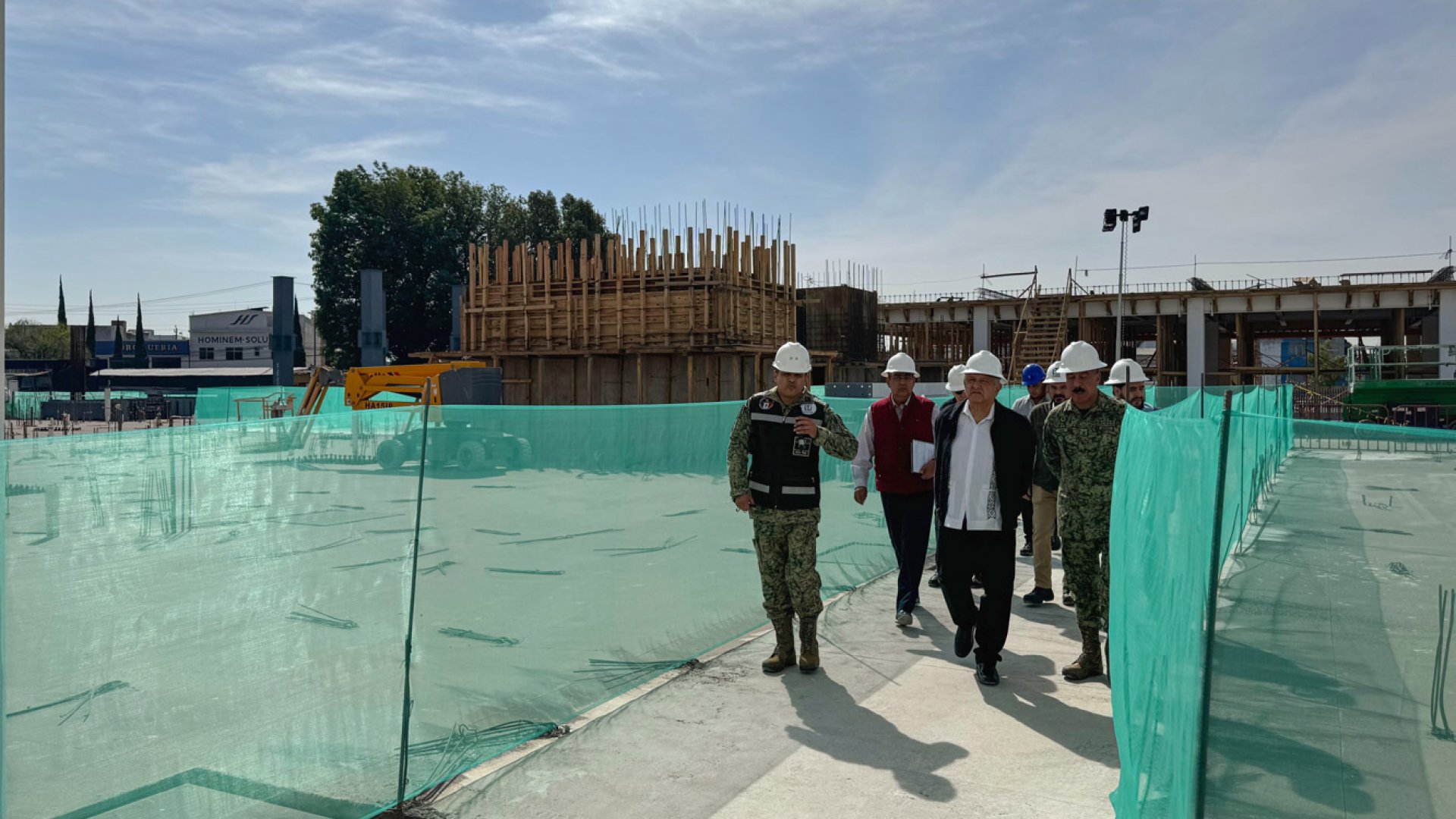 Acude AMLO a hospitales de Puebla y Tlaxcala