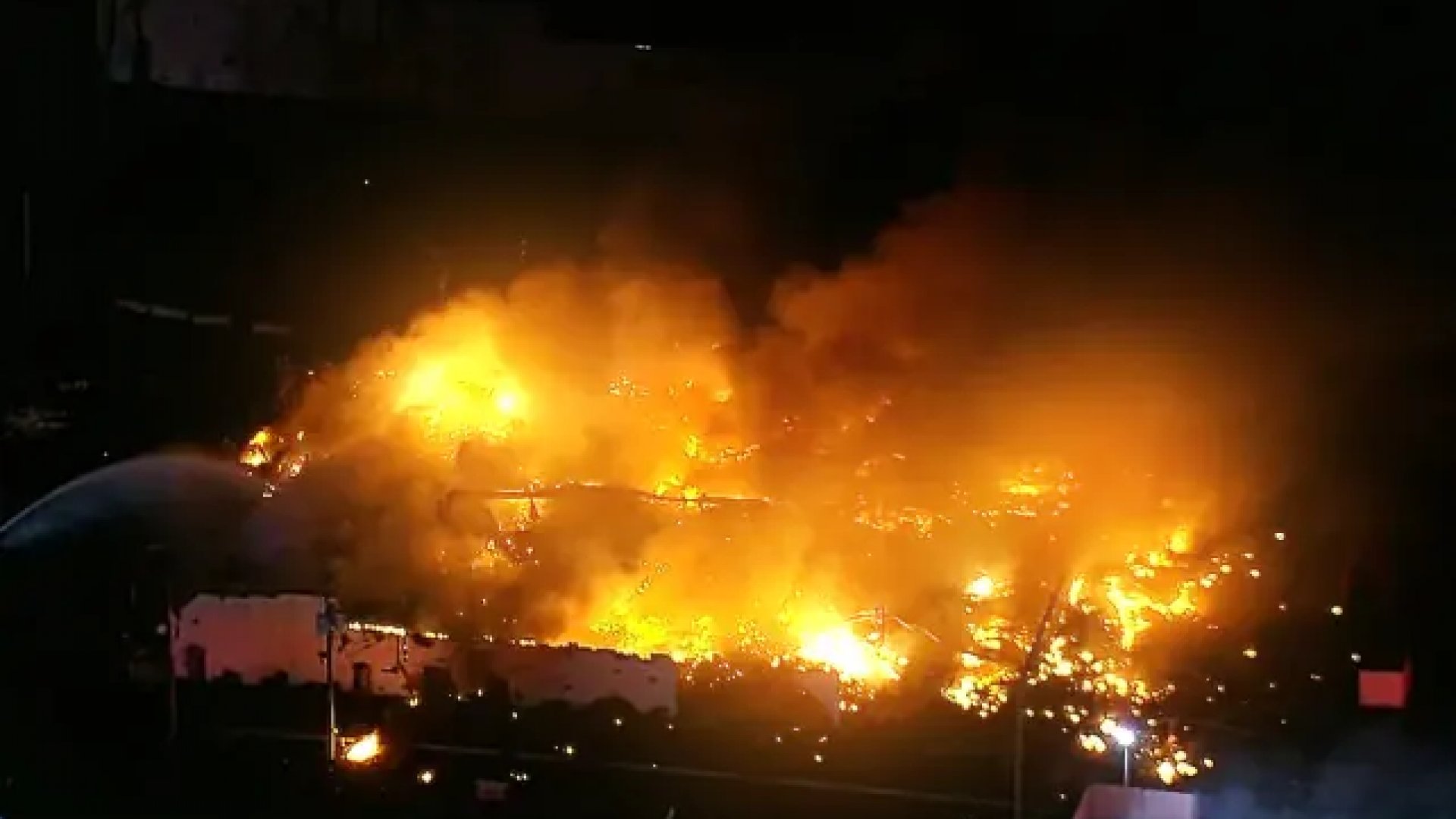 Explosiones masivas e incendio industrial en Michigan aterrorizan suburbios de Detroit