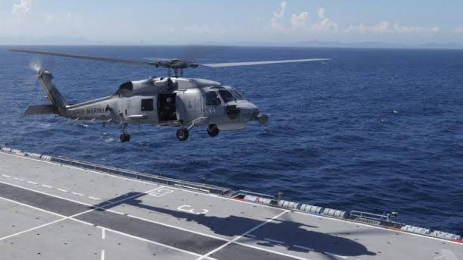Cae helicóptero de Semar en altamar en Michoacán; mueren tres 