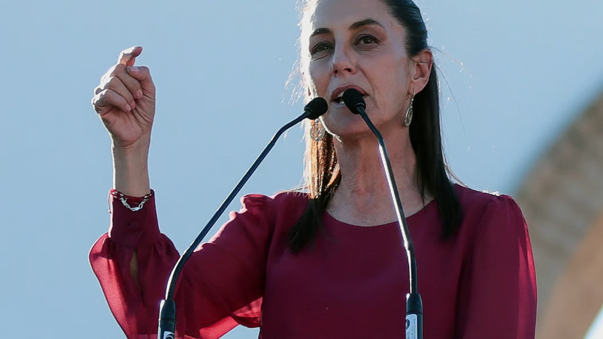 Sheinbaum reprueba irrupción de normalistas a Palacio Nacional