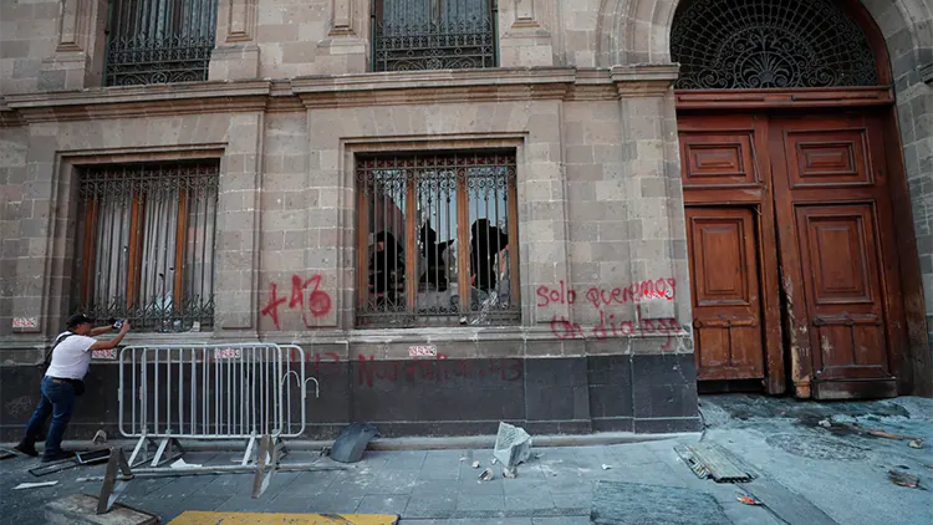 Protesta de normalistas es un vulgar acto de provocación: AMLO
