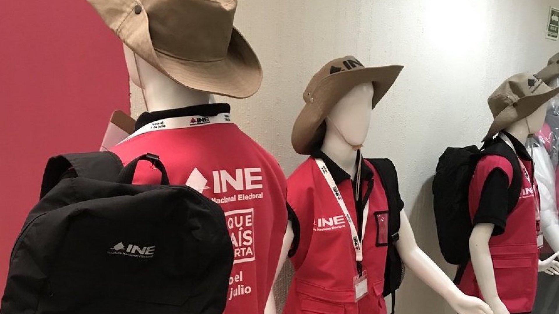 Capacitadores del INE continúan trabajando sin uniforme completo