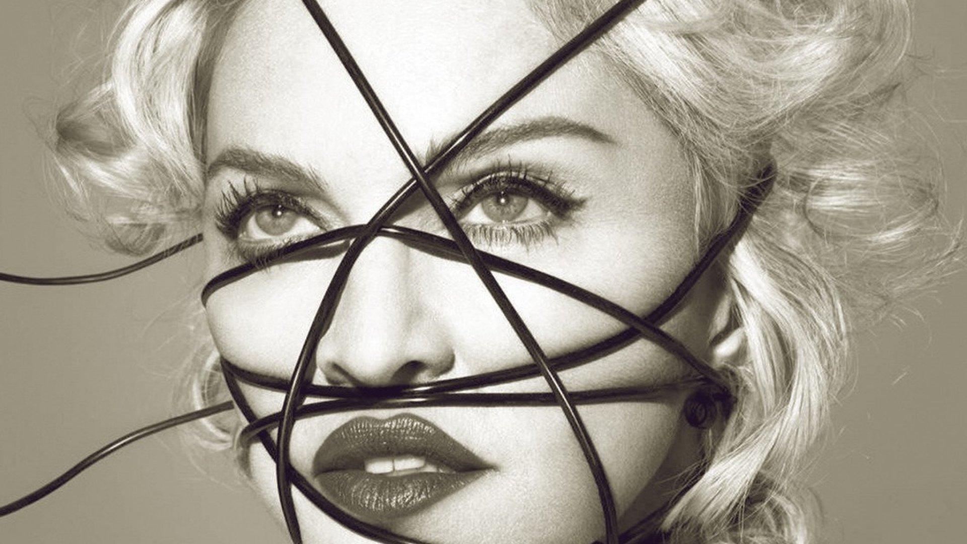 Madonna reclama a fan por no pararse durante su concierto y descubre que estaba en silla de ruedas