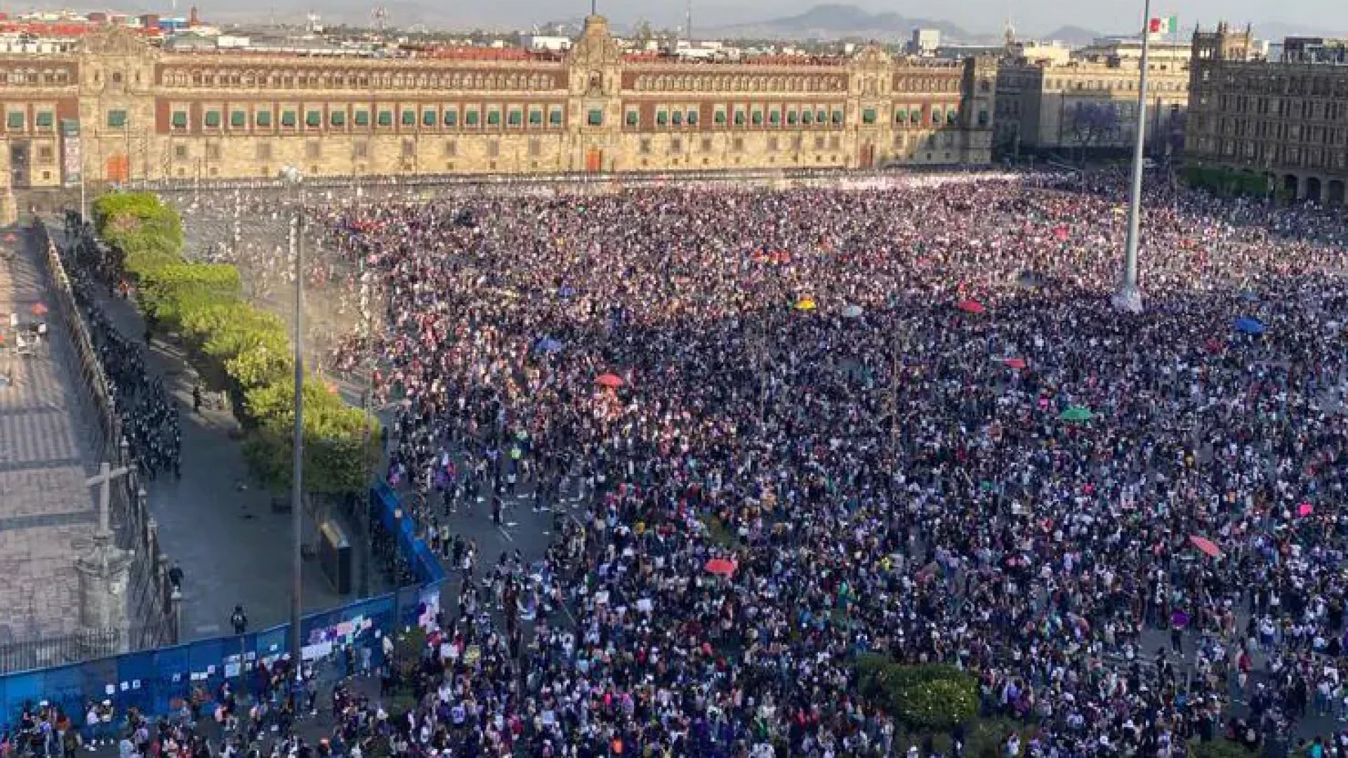 8M: miles de mujeres desbordan el Zócalo de la CDMX
