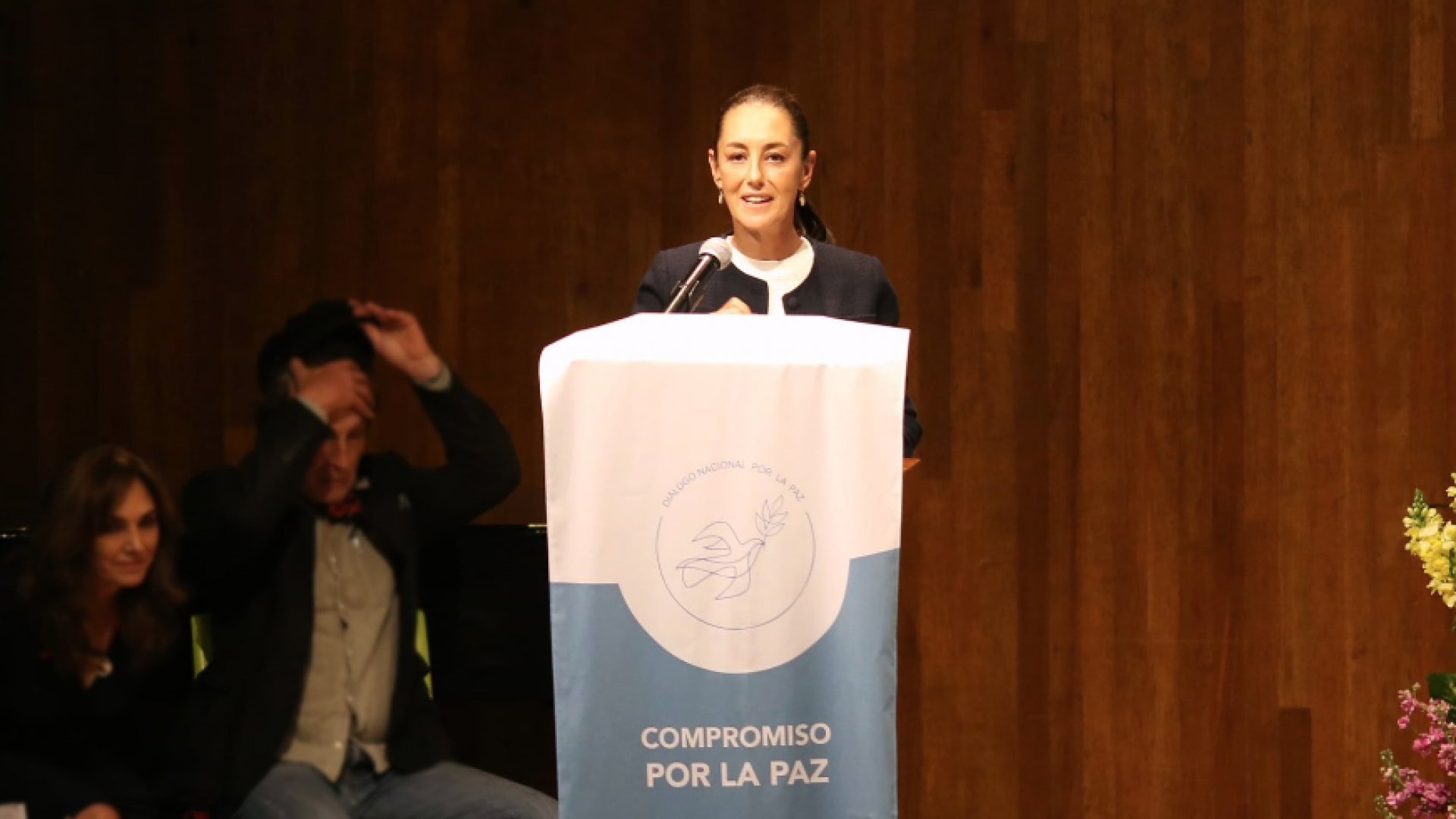 Firma Sheinbaum compromiso por la paz, pero con adiciones