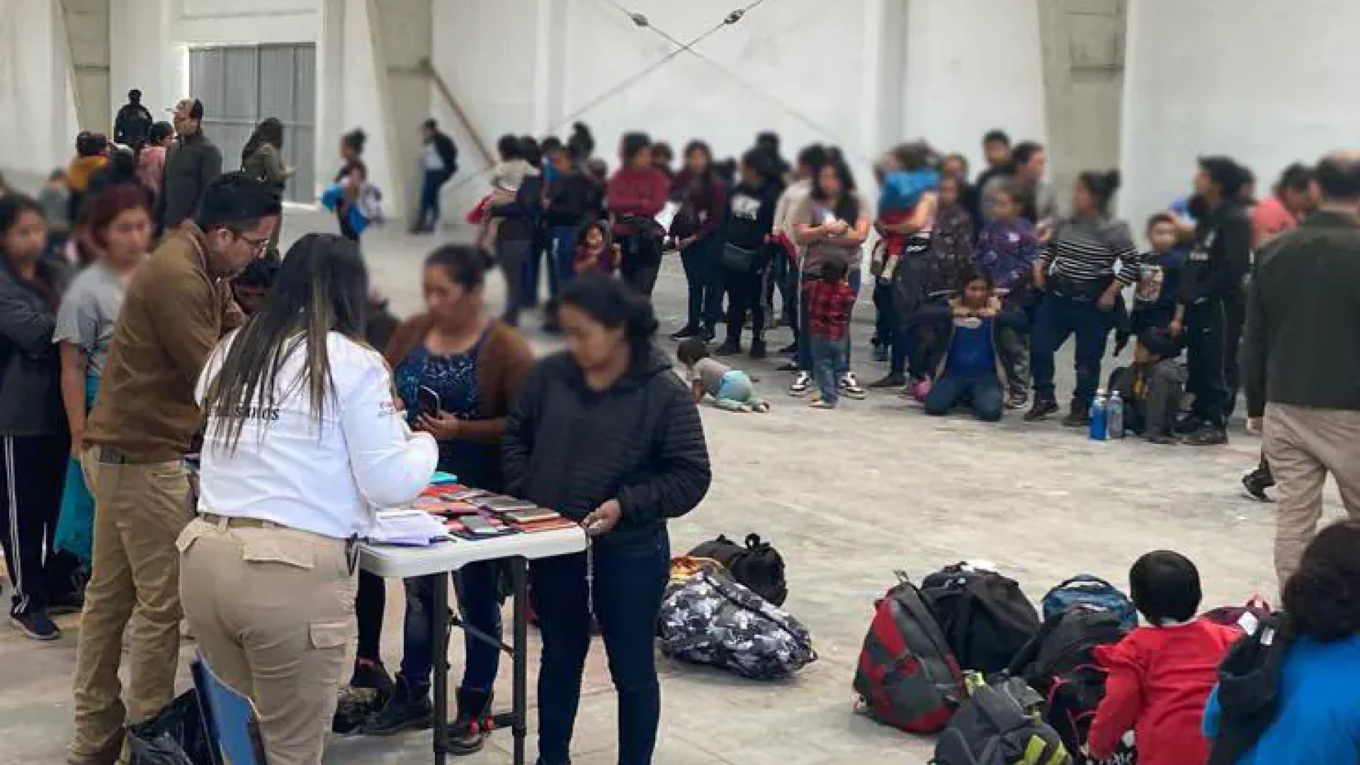 Hallan a 226 migrantes dentro de tractocamión en Coahuila