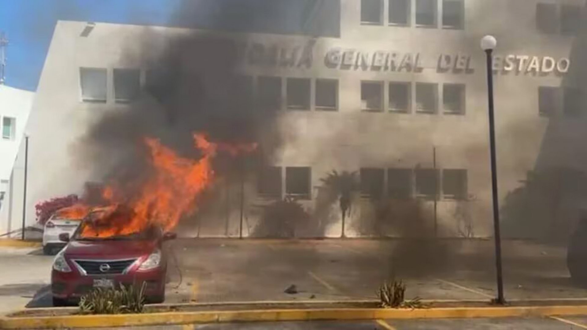 Normalistas de Ayotzinapa arrojan petardos a oficinas de la Fiscalía de Guerrero