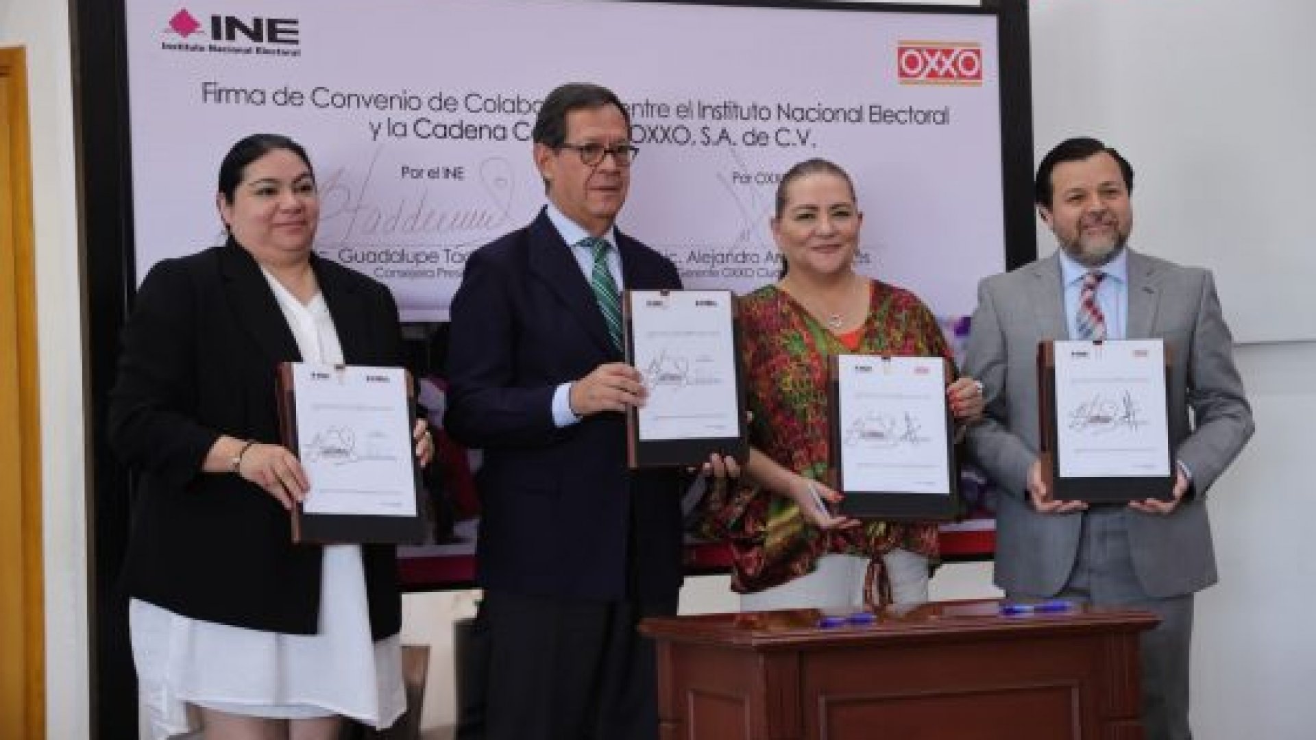 Firman convenio INE y Oxxo para promover el voto