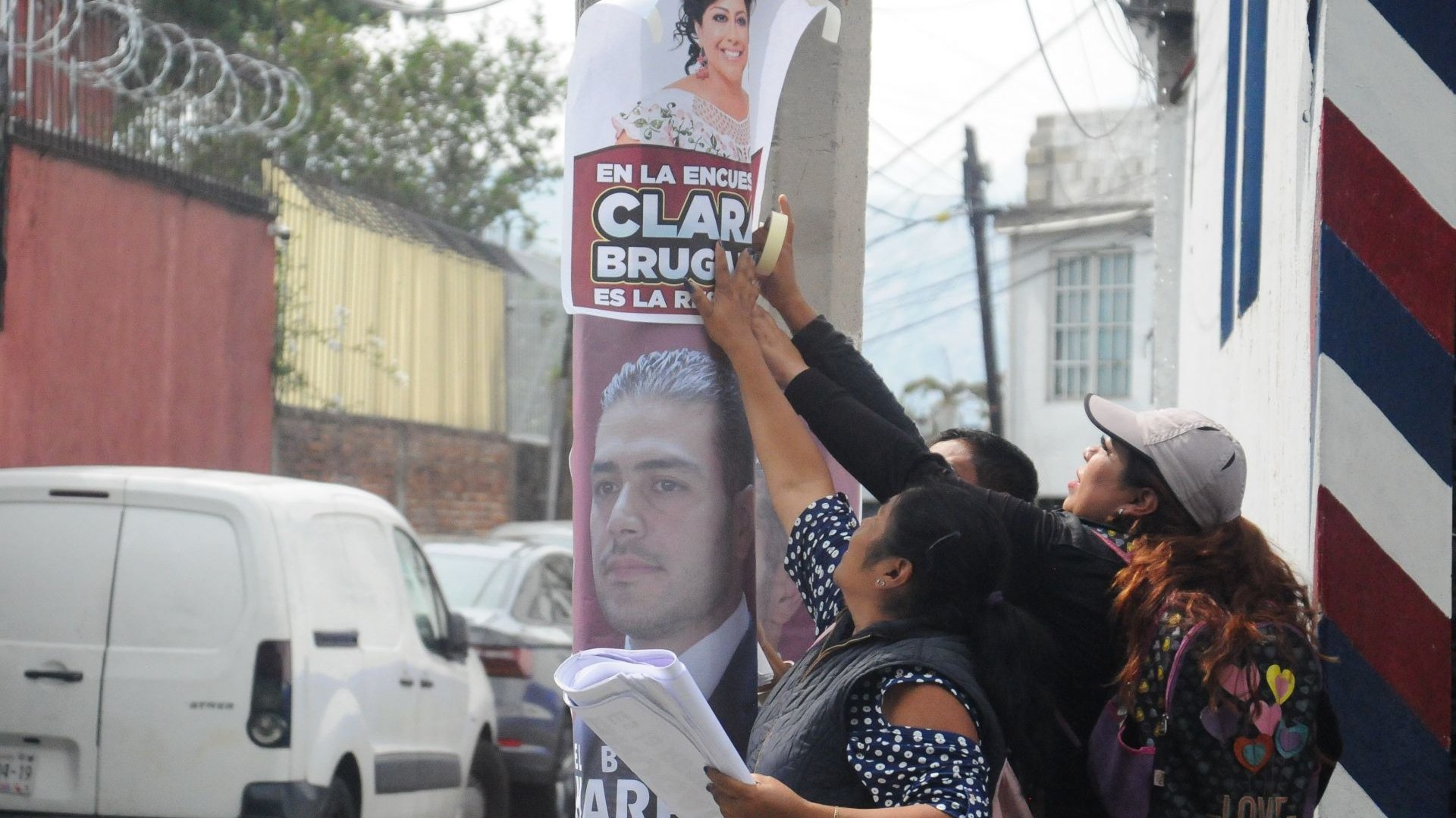 Graban a encapuchados quitando propaganda de Clara Brugada
